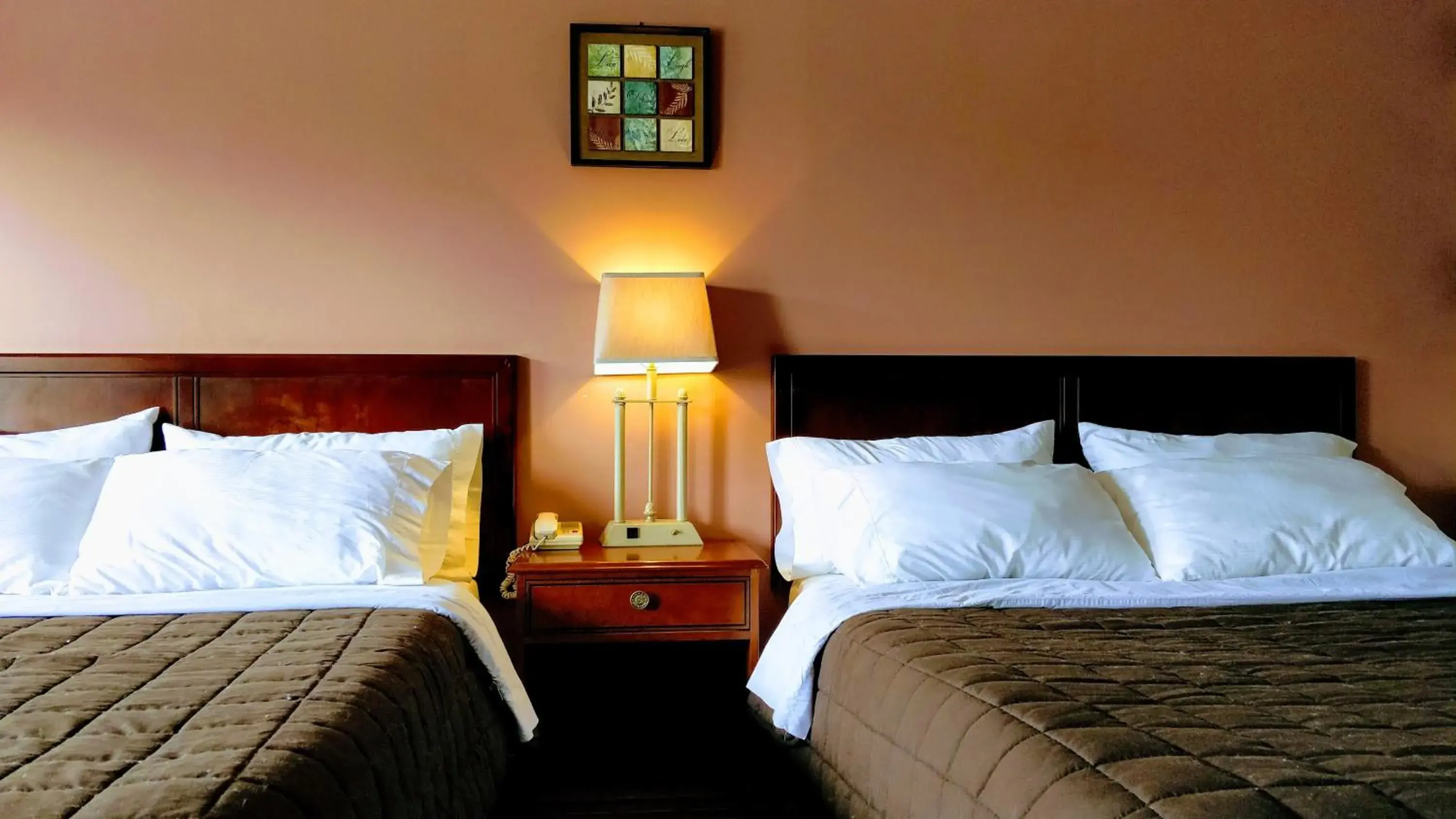 Room with Two Queen Beds - No Pets in Kings Inn Midland Room with Two Queen Beds - No Pets in Kings Inn Midland