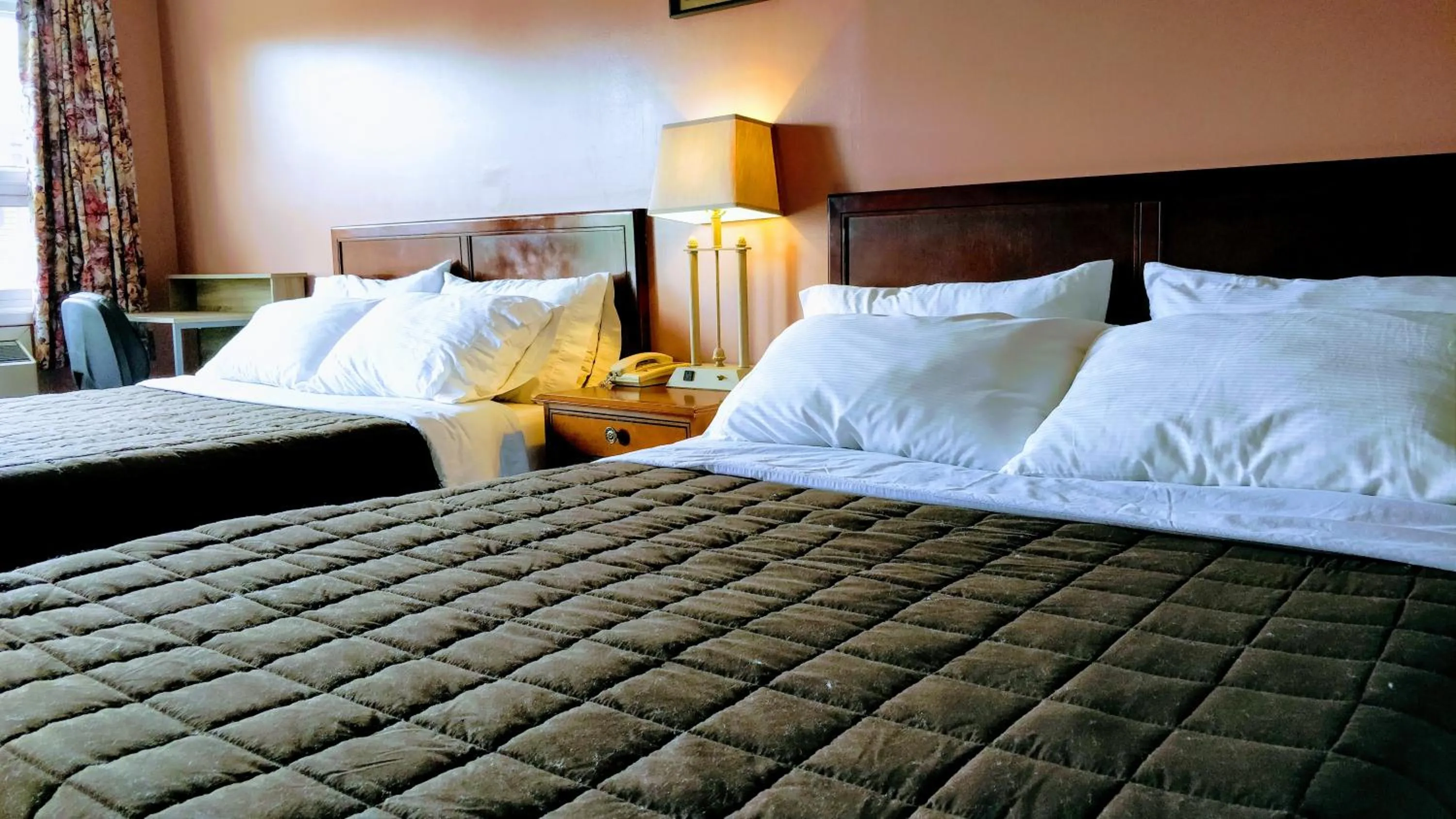 Bed in Kings Inn Midland