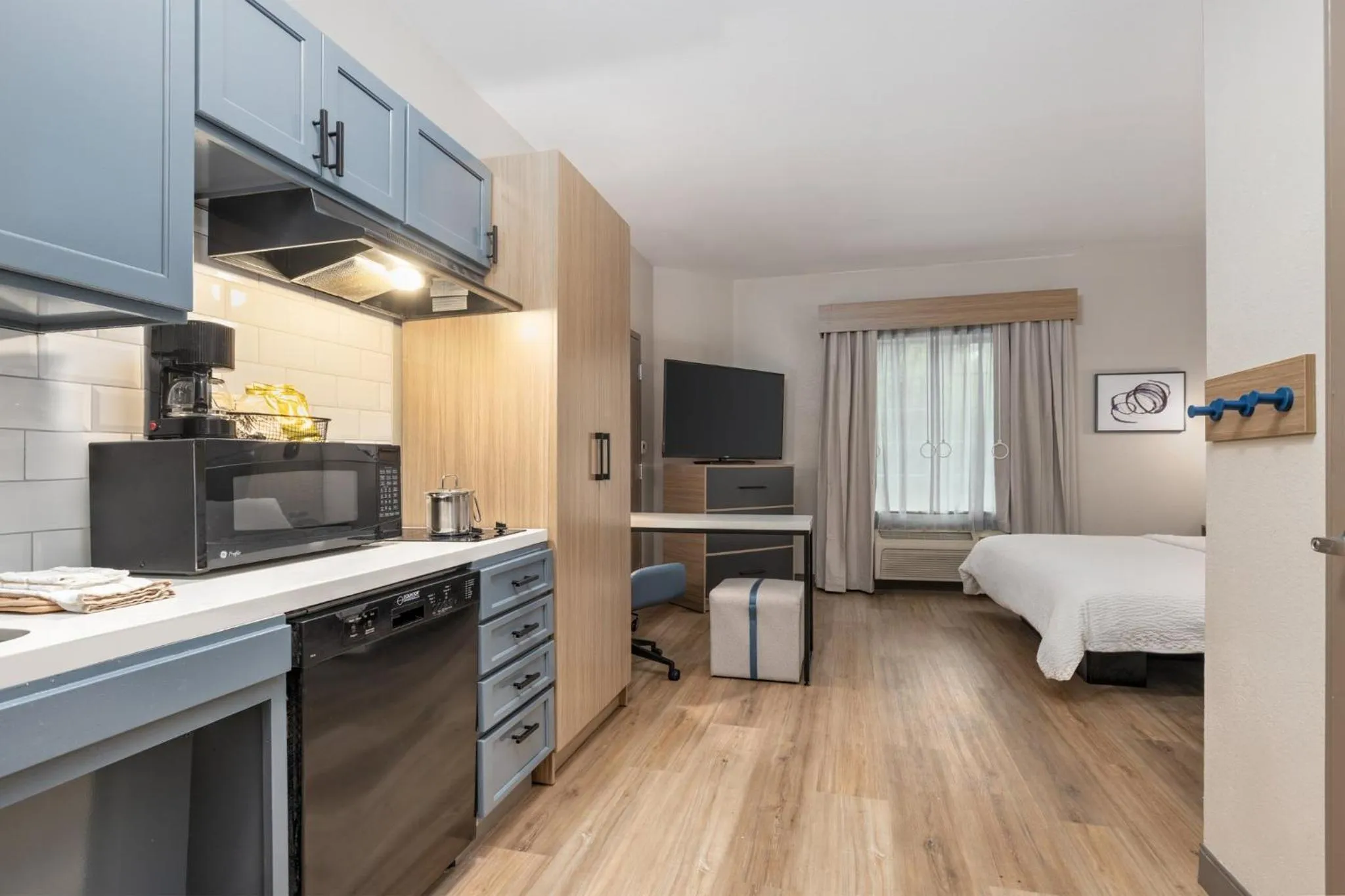 Photo of the whole room, Bed in Candlewood Suites Houston The Woodlands by IHG