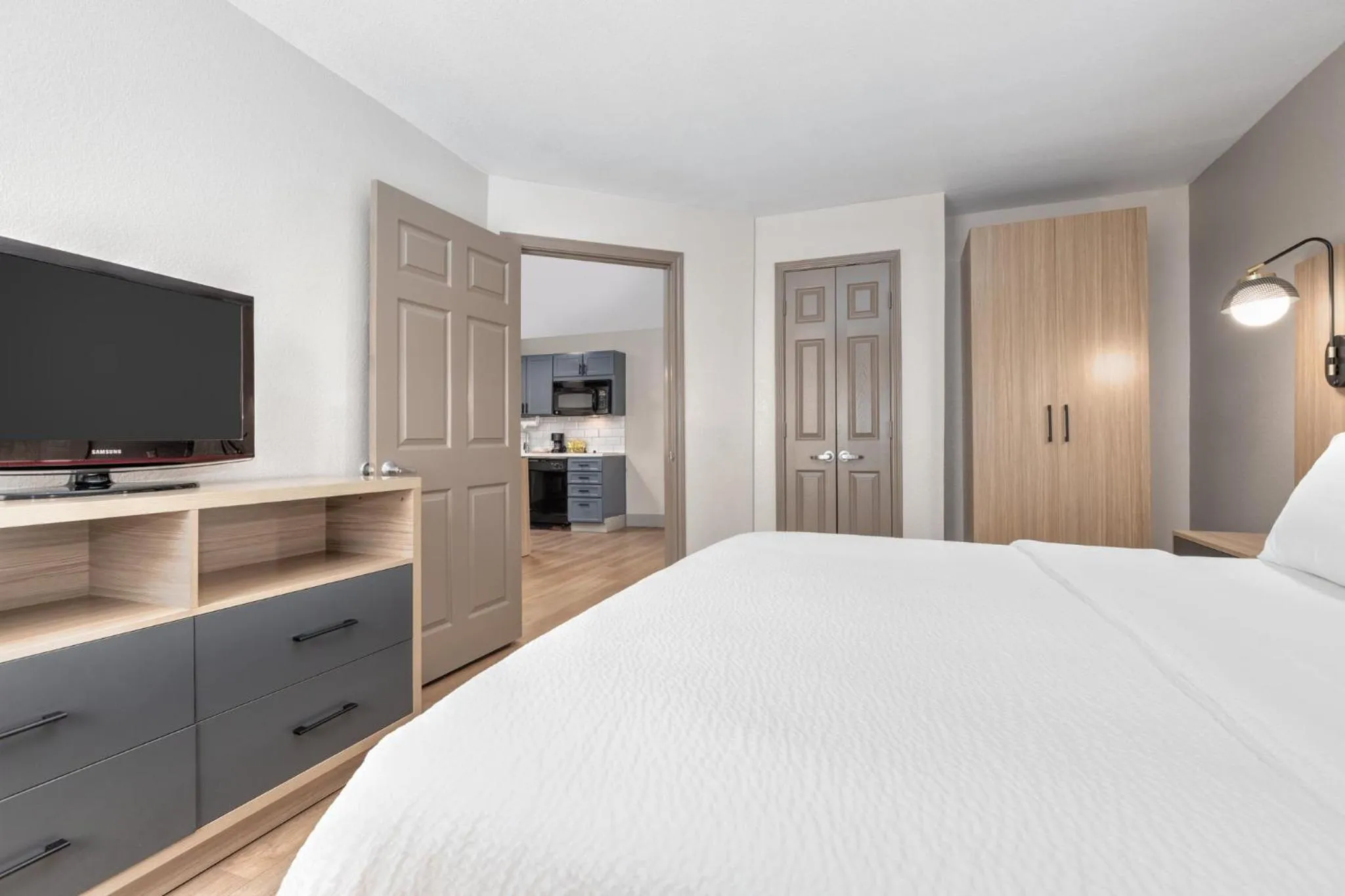 Photo of the whole room, Bed in Candlewood Suites Houston The Woodlands by IHG