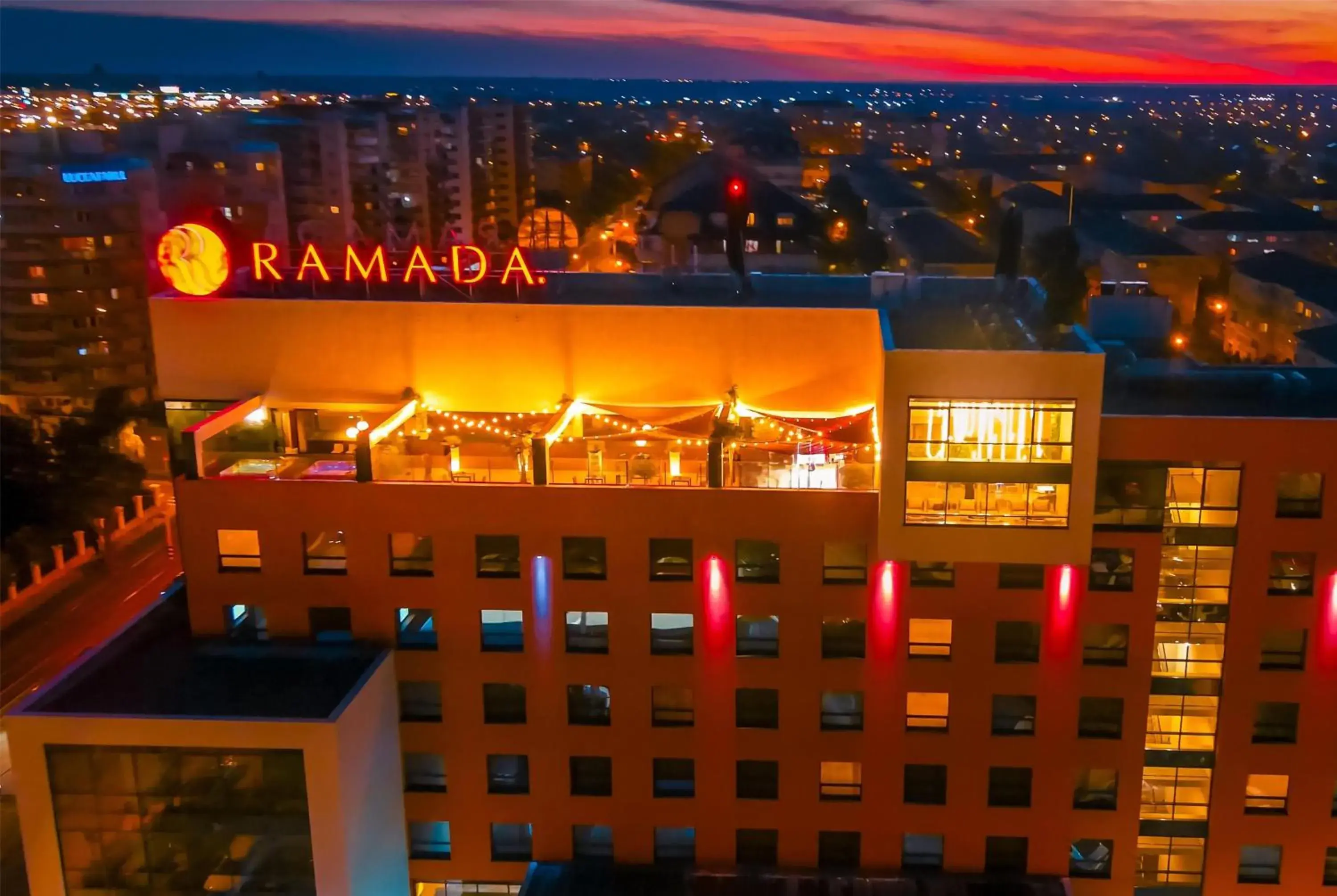 Property building in Ramada by Wyndham Oradea Property building in Ramada by Wyndham Oradea