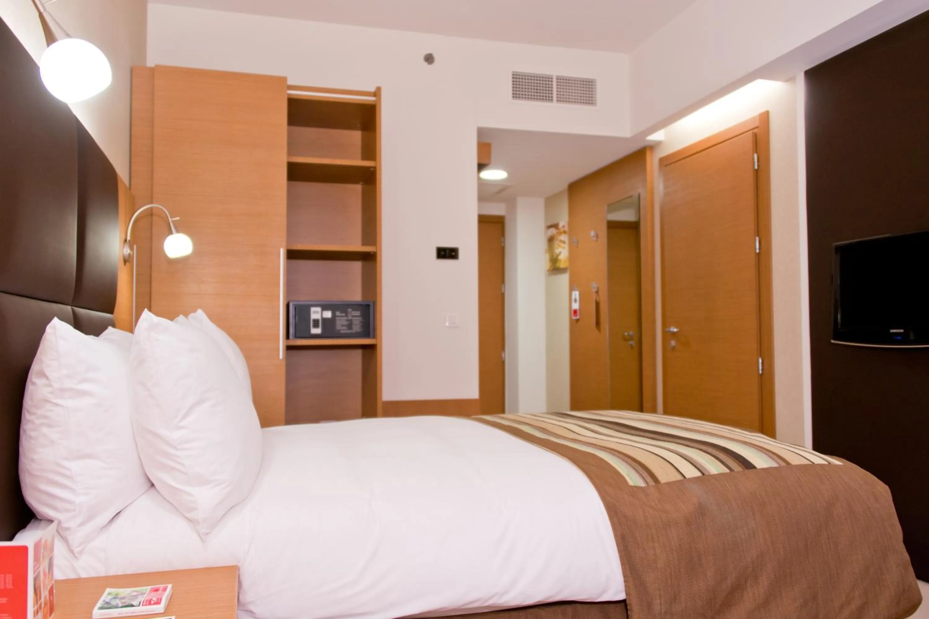 TV and multimedia, Bed in Ramada by Wyndham Oradea