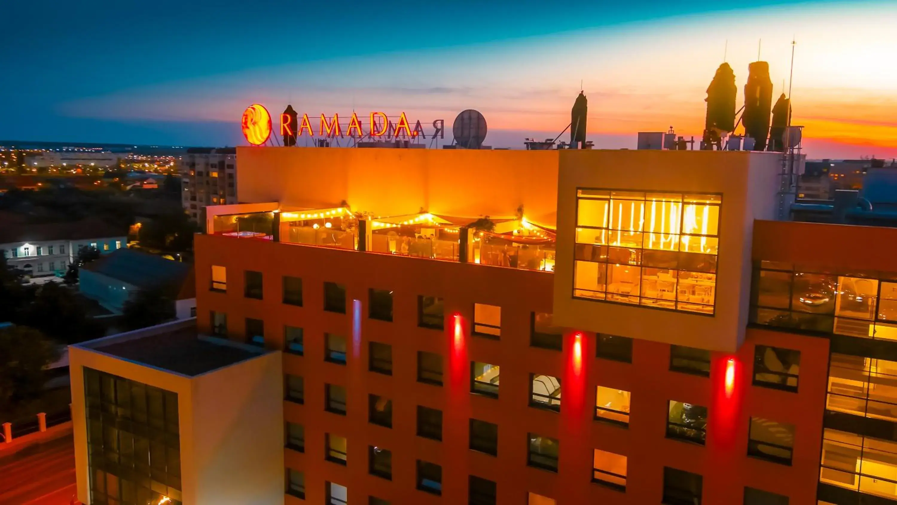 Property building in Ramada by Wyndham Oradea Property building in Ramada by Wyndham Oradea