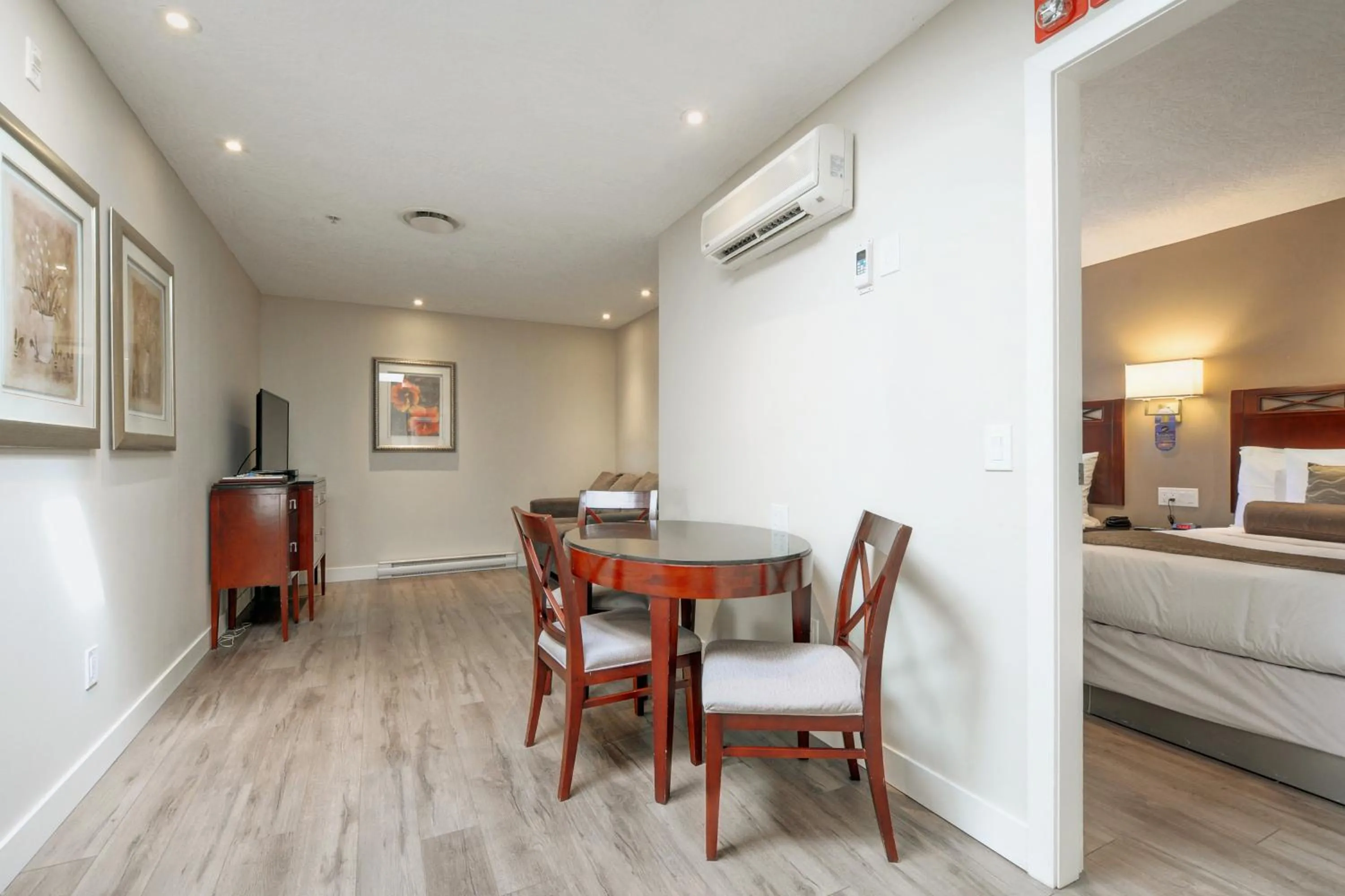 TV and multimedia, Bed in Red Lion Inn and Suites Victoria