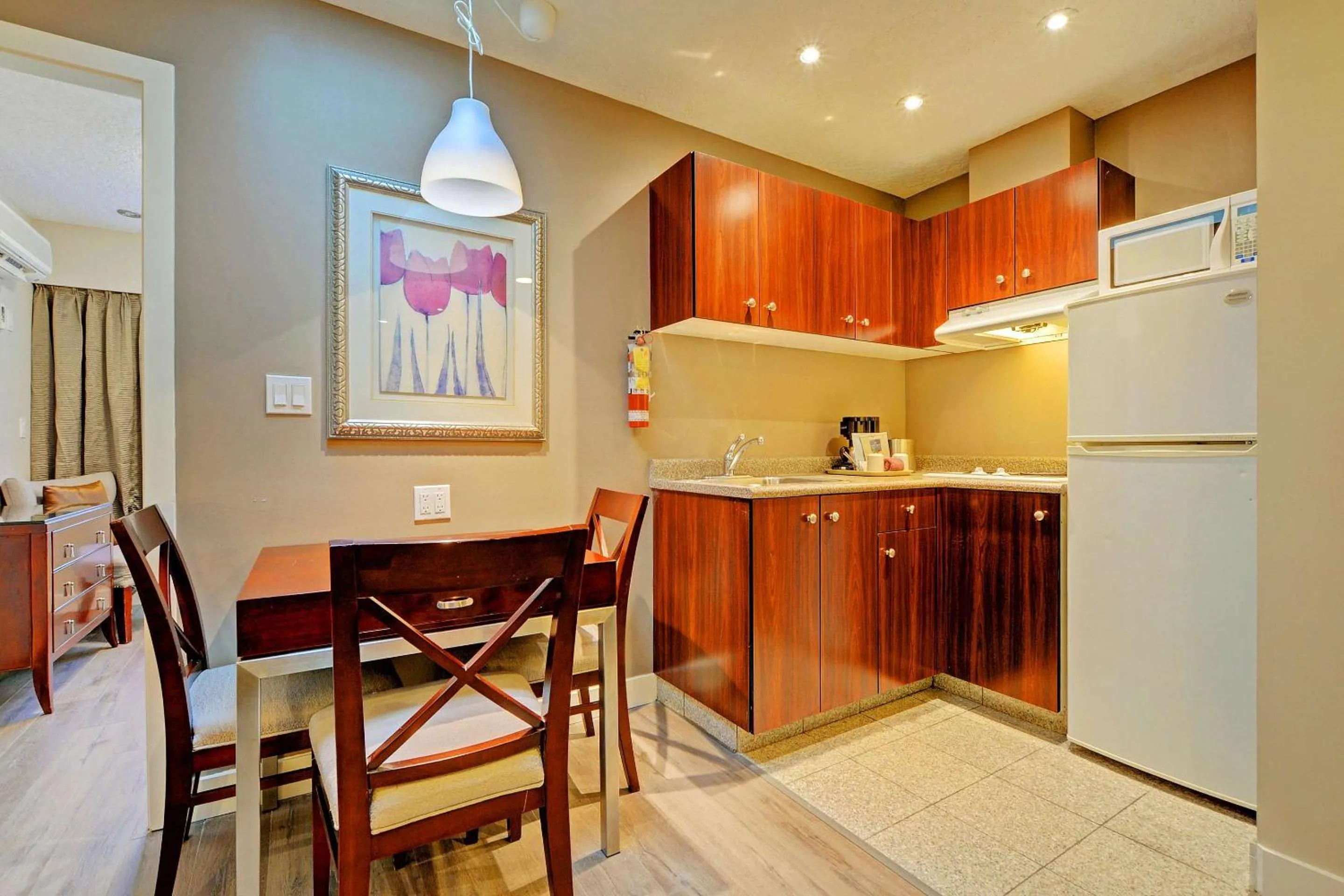 Kitchen or kitchenette in Red Lion Inn and Suites Victoria