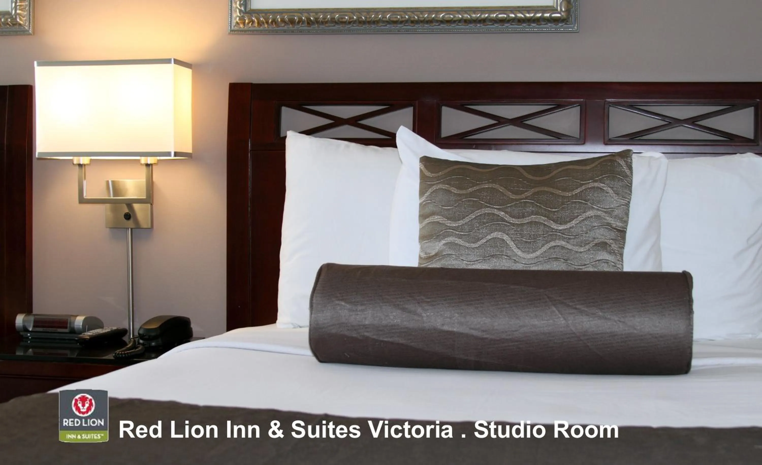 Bed in Red Lion Inn and Suites Victoria