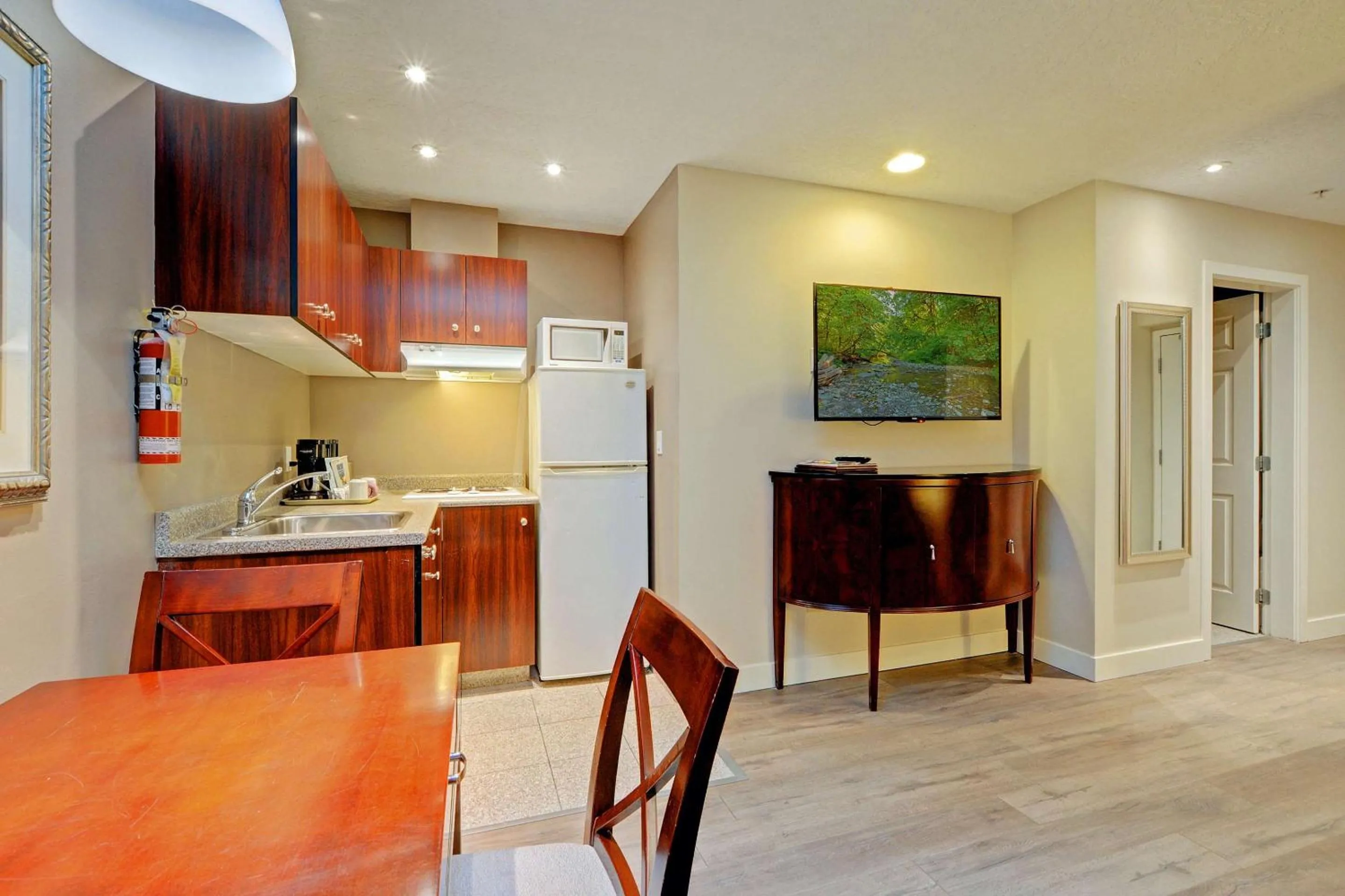 Kitchen or kitchenette in Red Lion Inn and Suites Victoria