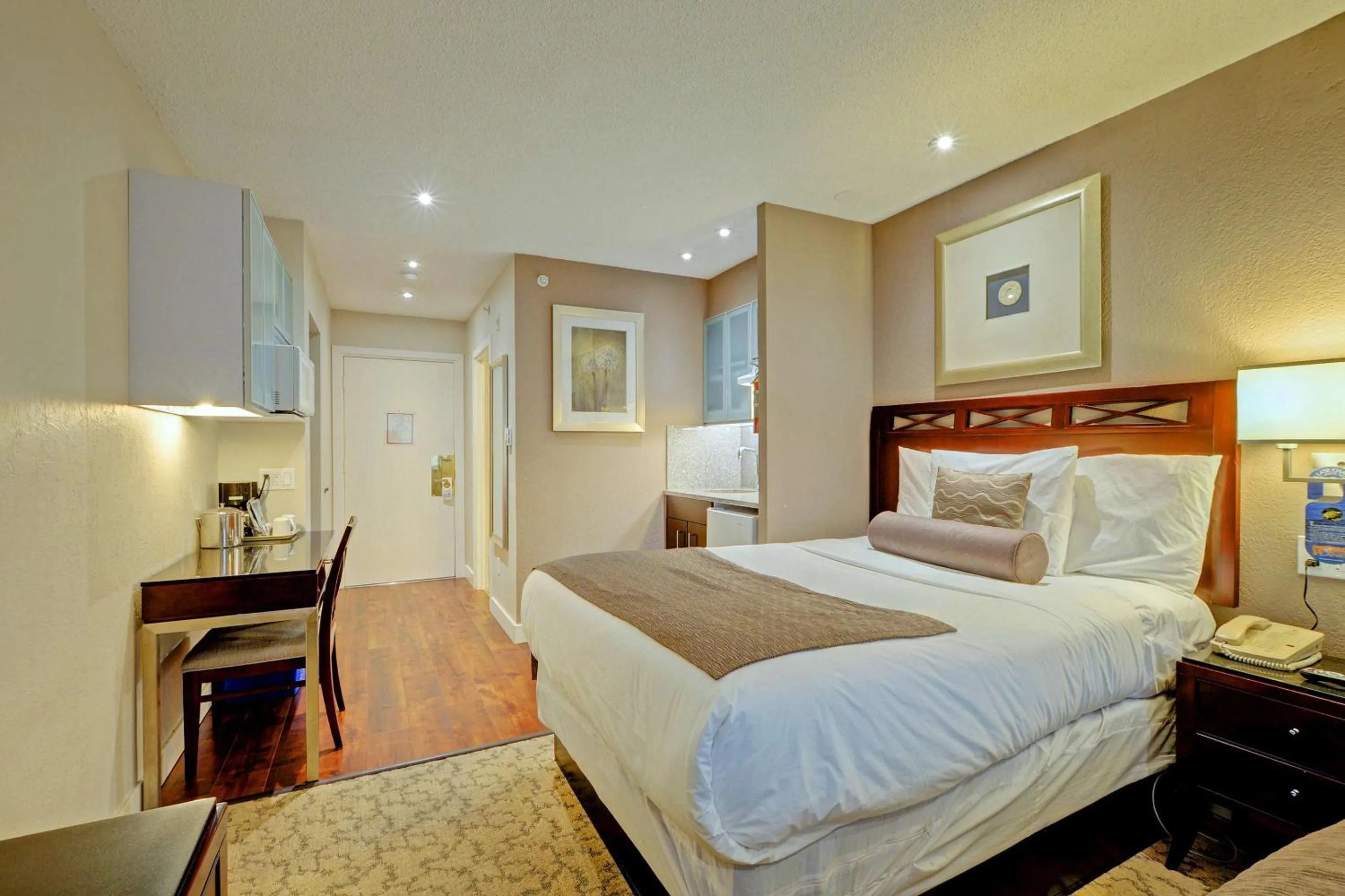 Photo of the whole room, Bed in Red Lion Inn and Suites Victoria