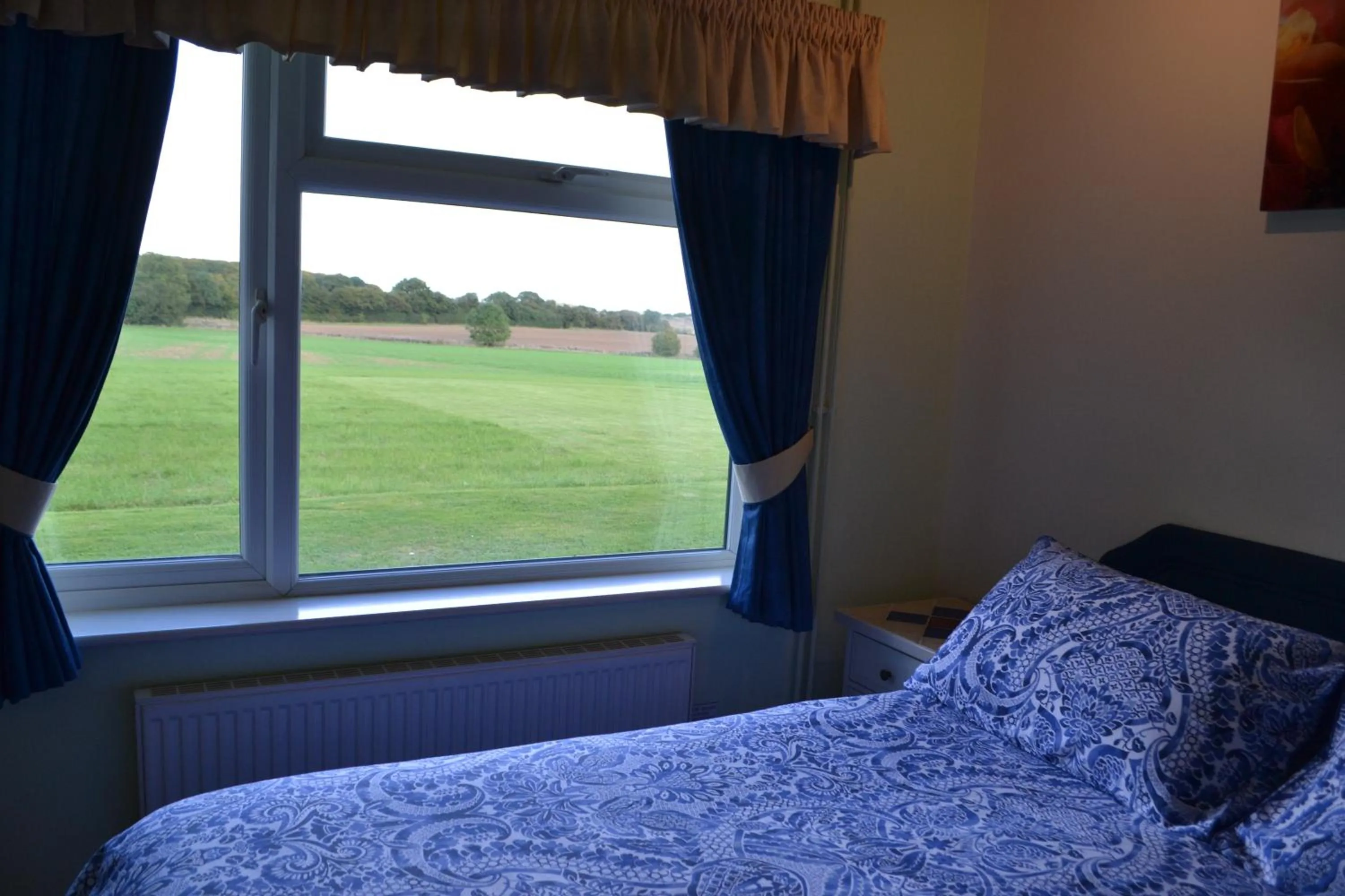 Bedroom, Bed in Little Bullocks Farm