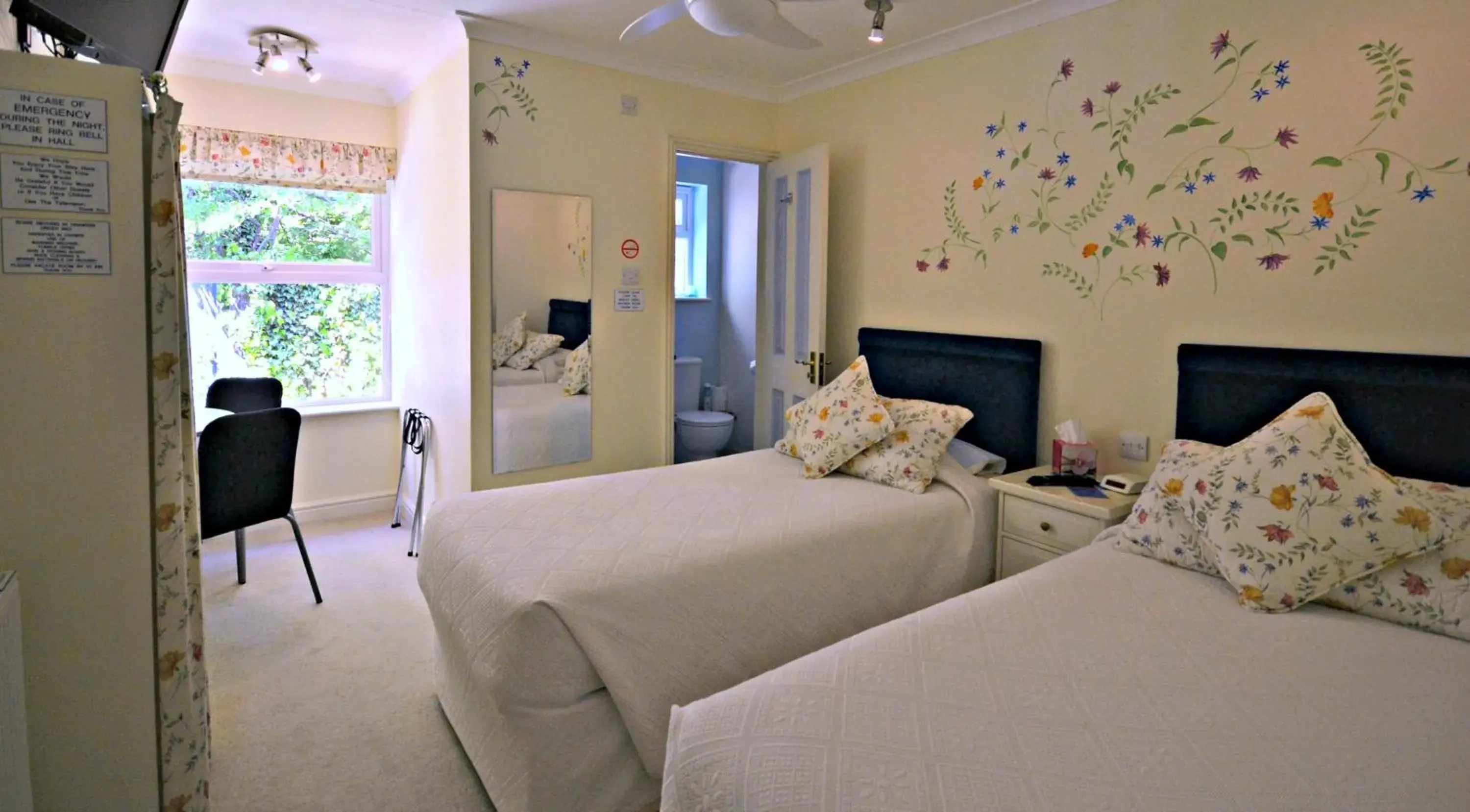 Twin Room in Little Bullocks Farm Twin Room in Little Bullocks Farm