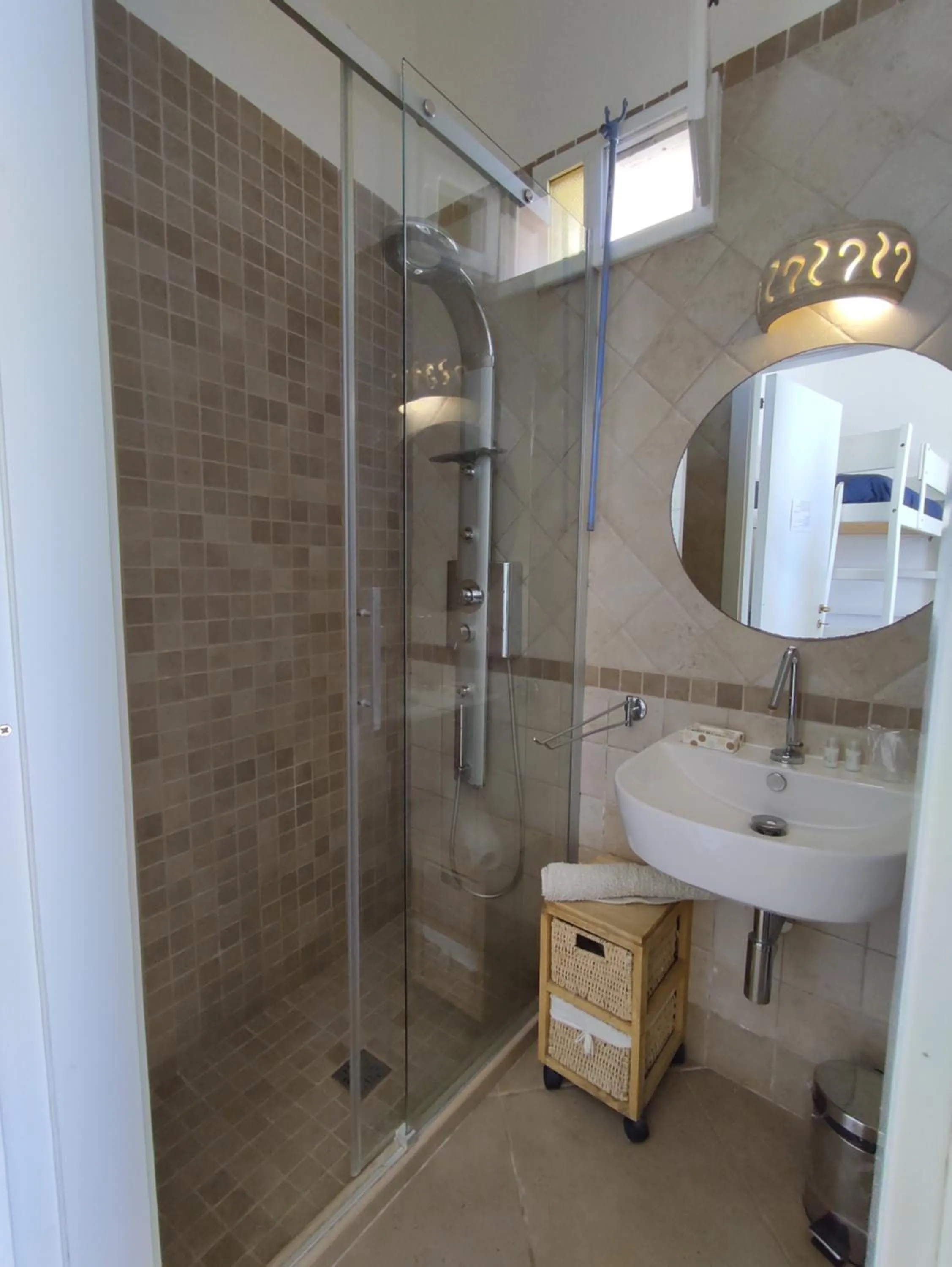 Shower in B&B Punta Cutieri