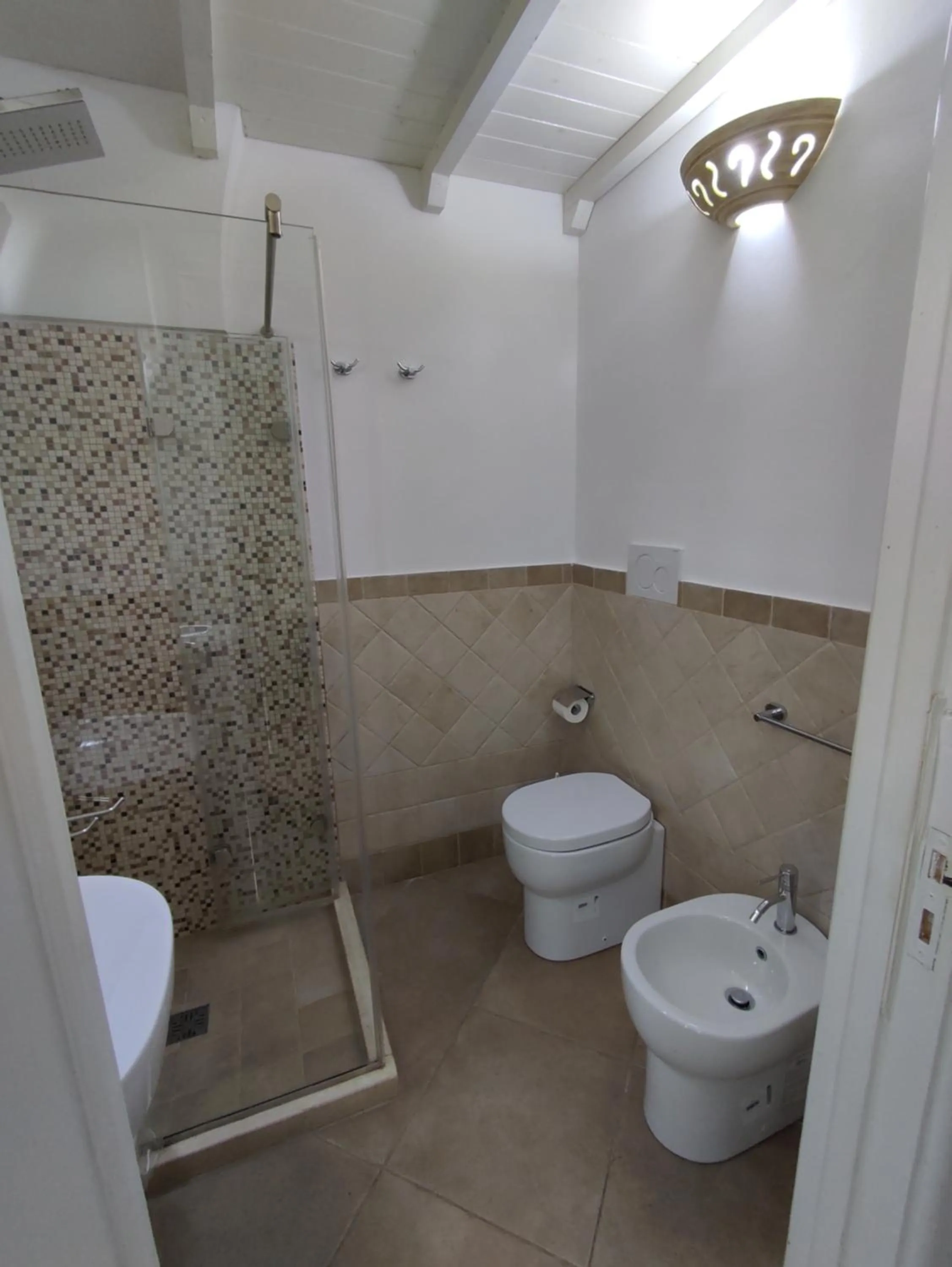 Shower in B&B Punta Cutieri