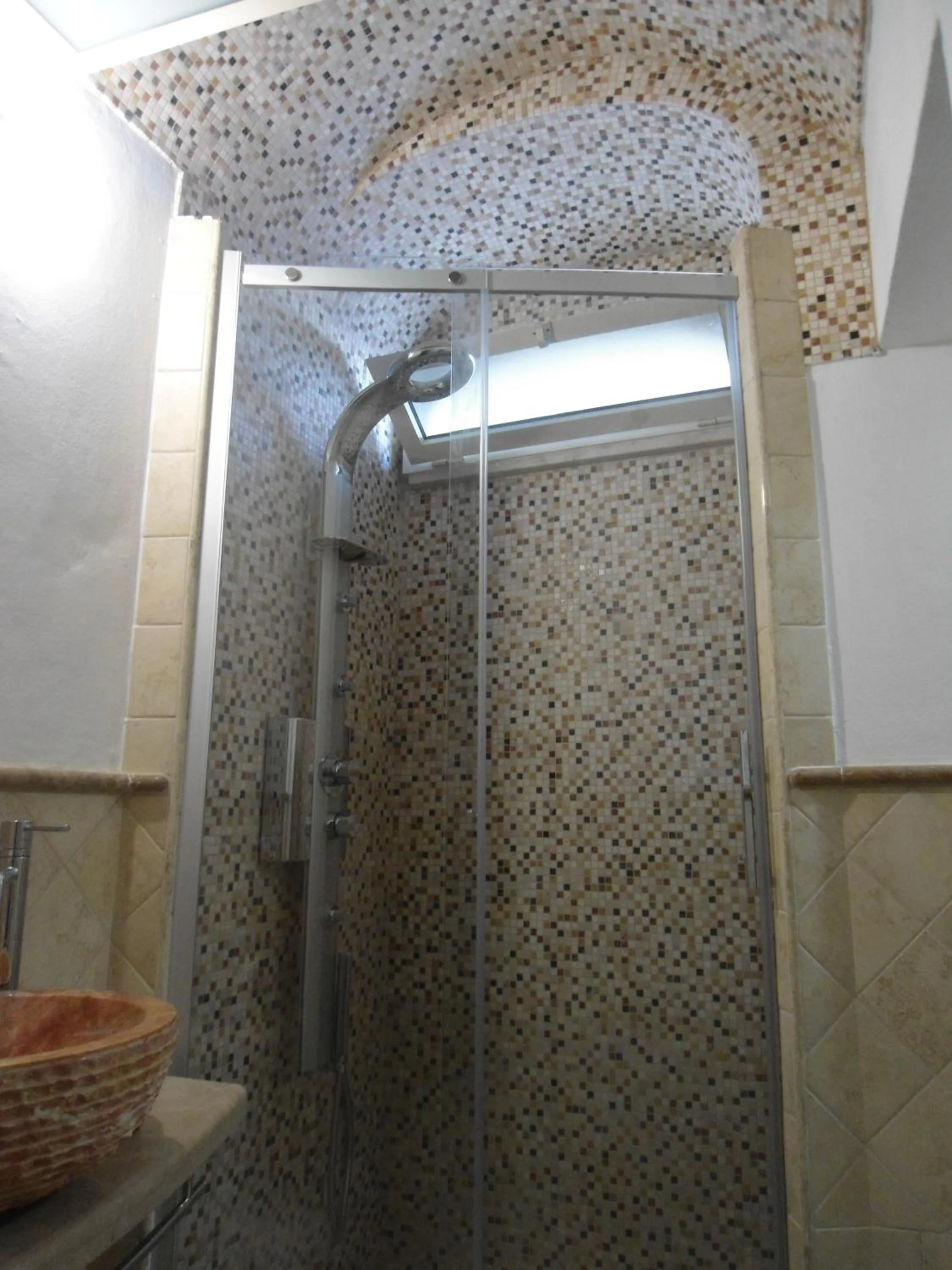 Shower in B&B Punta Cutieri