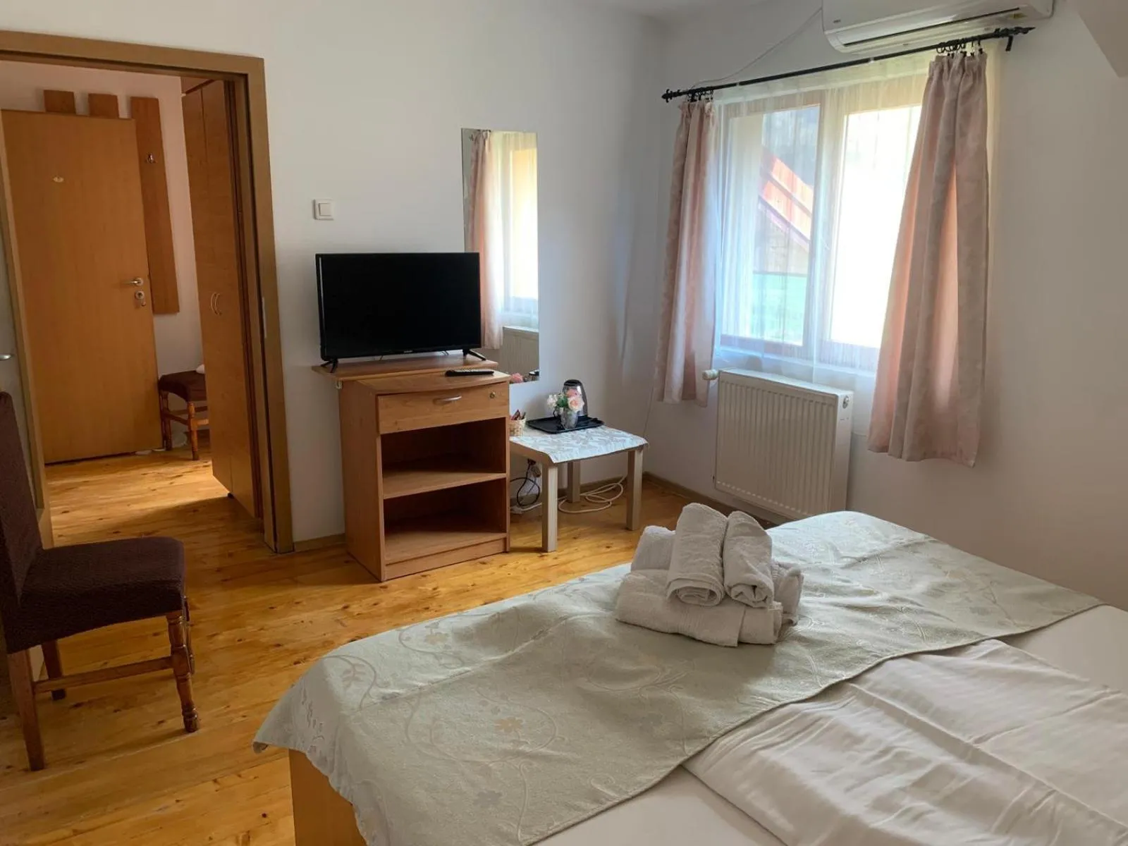 Photo of the whole room, Bed in Pension RouaDeMunte