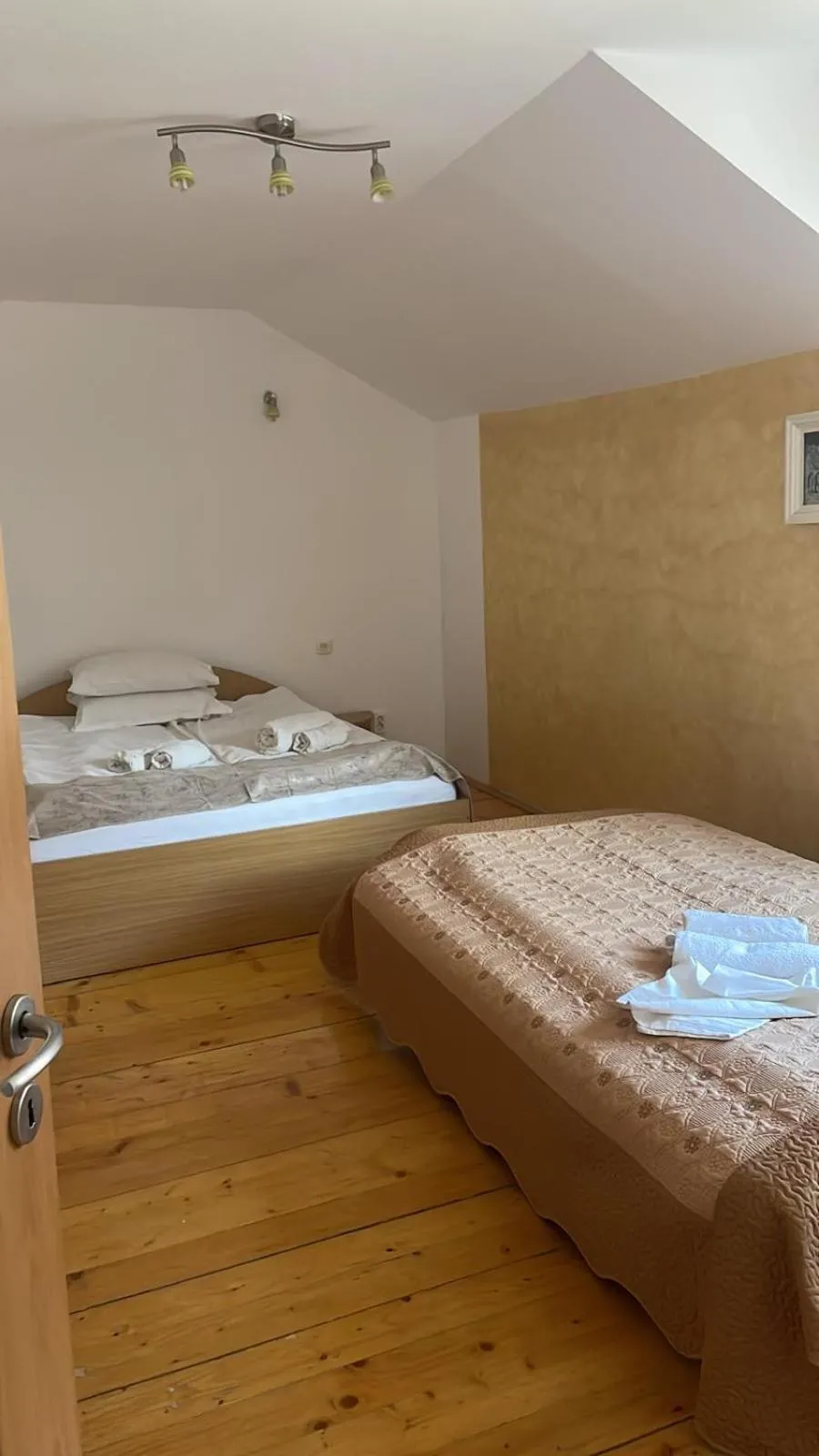 Photo of the whole room, Bed in Pension RouaDeMunte