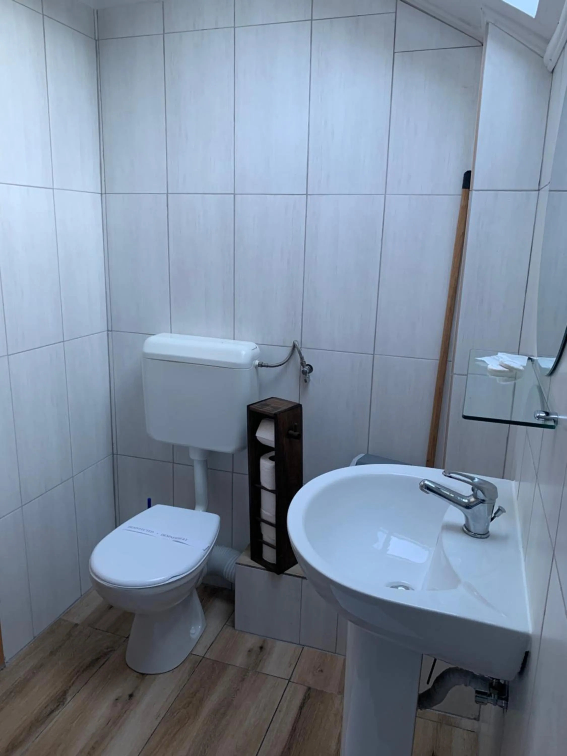 Toilet in Pension RouaDeMunte