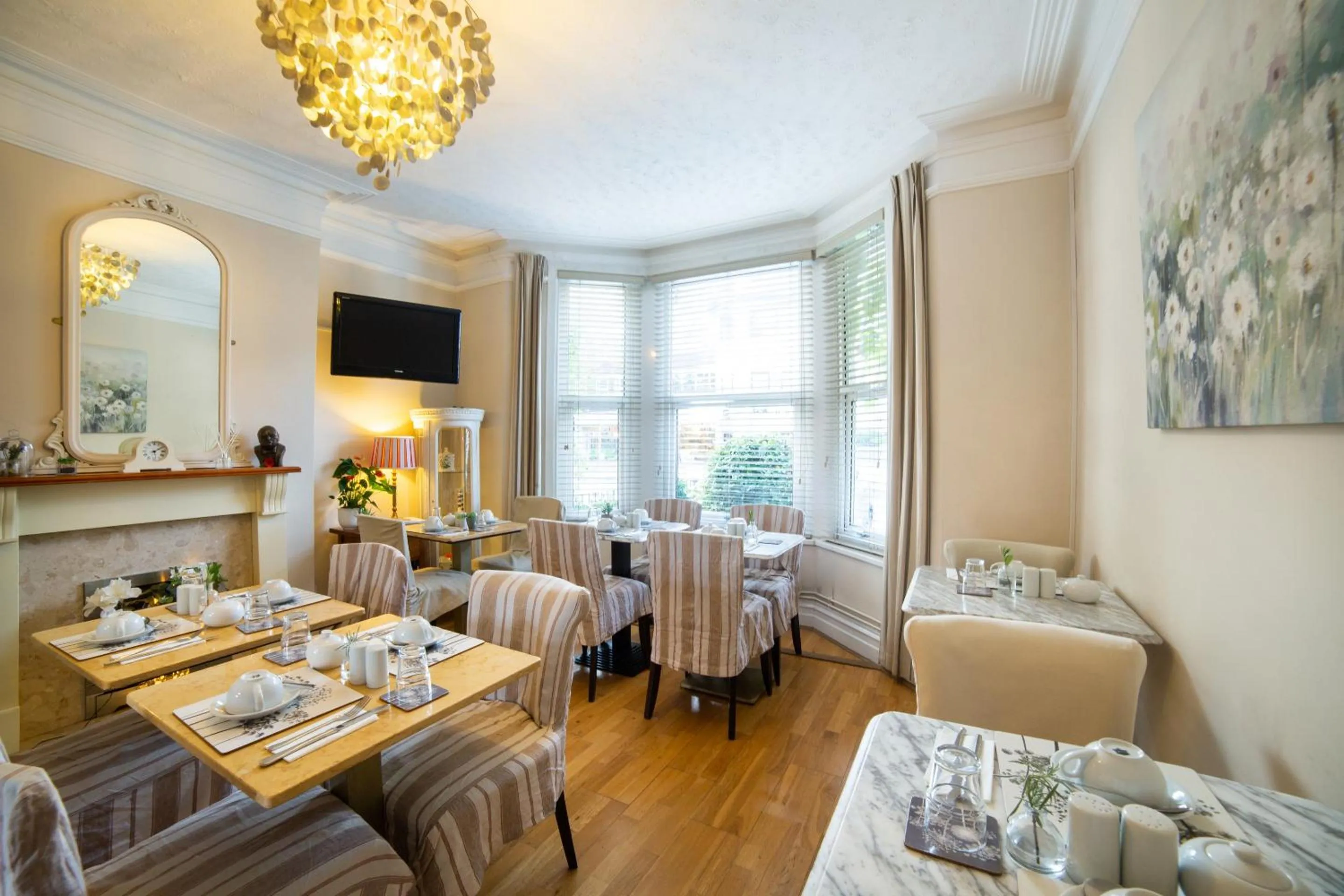 Dining area in OYO Lina Guest House