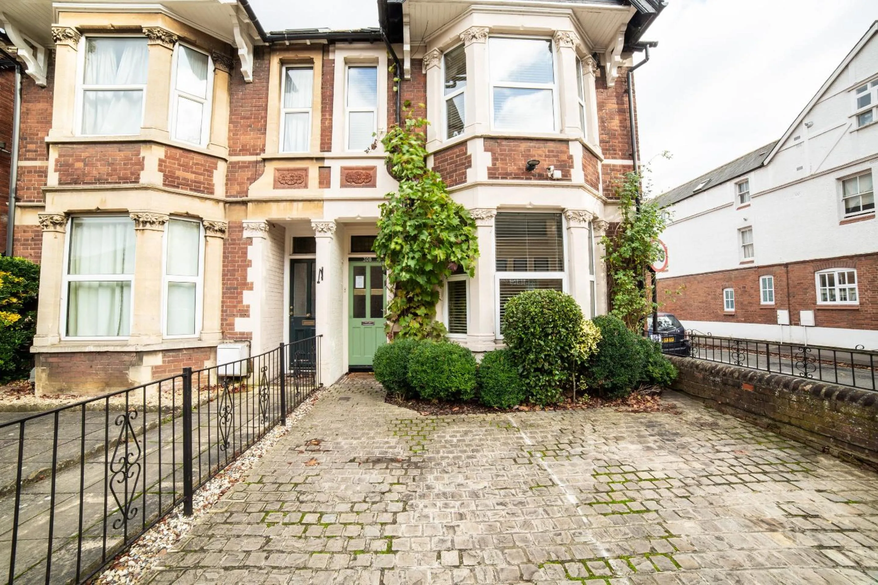Facade/entrance in OYO Lina Guest House