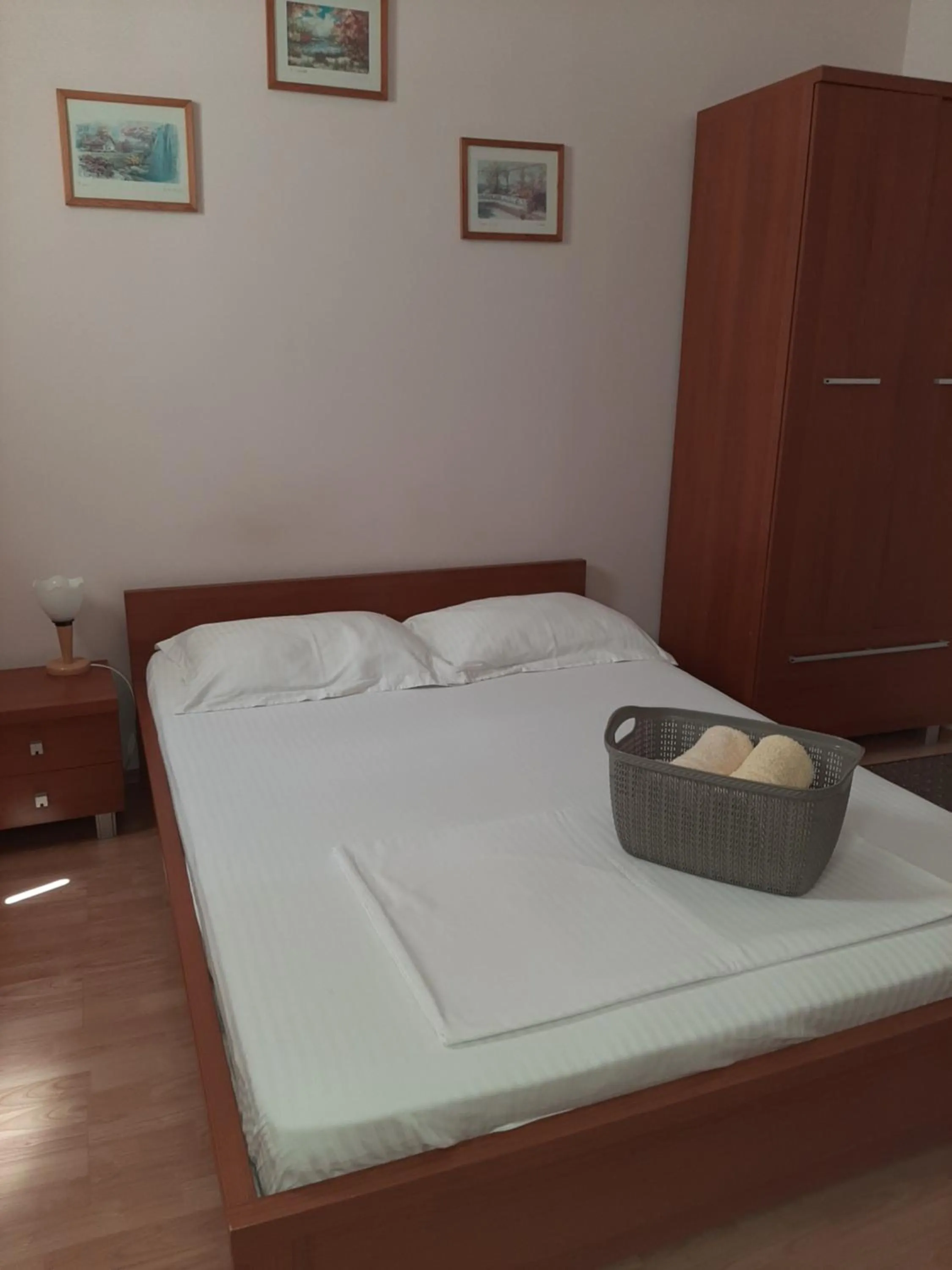 Bed in Pensiunea Caramell