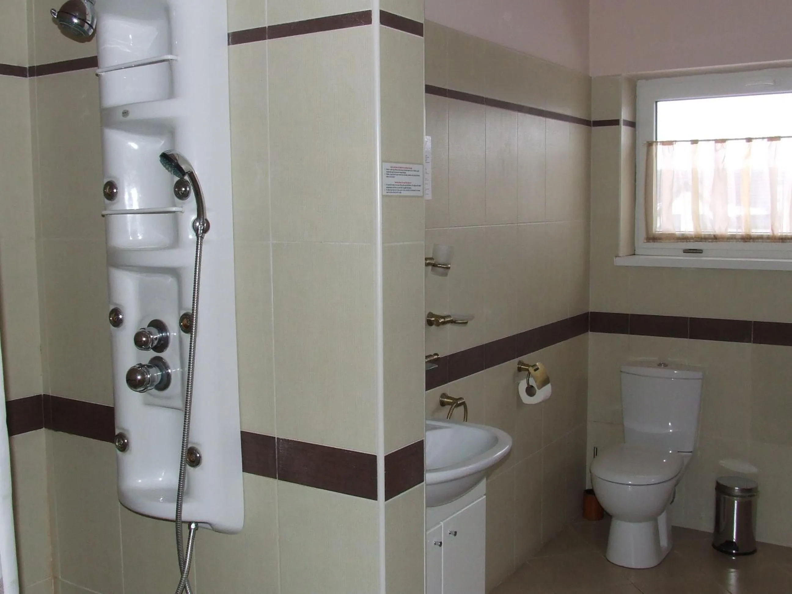 Bathroom in Pensiunea Caramell