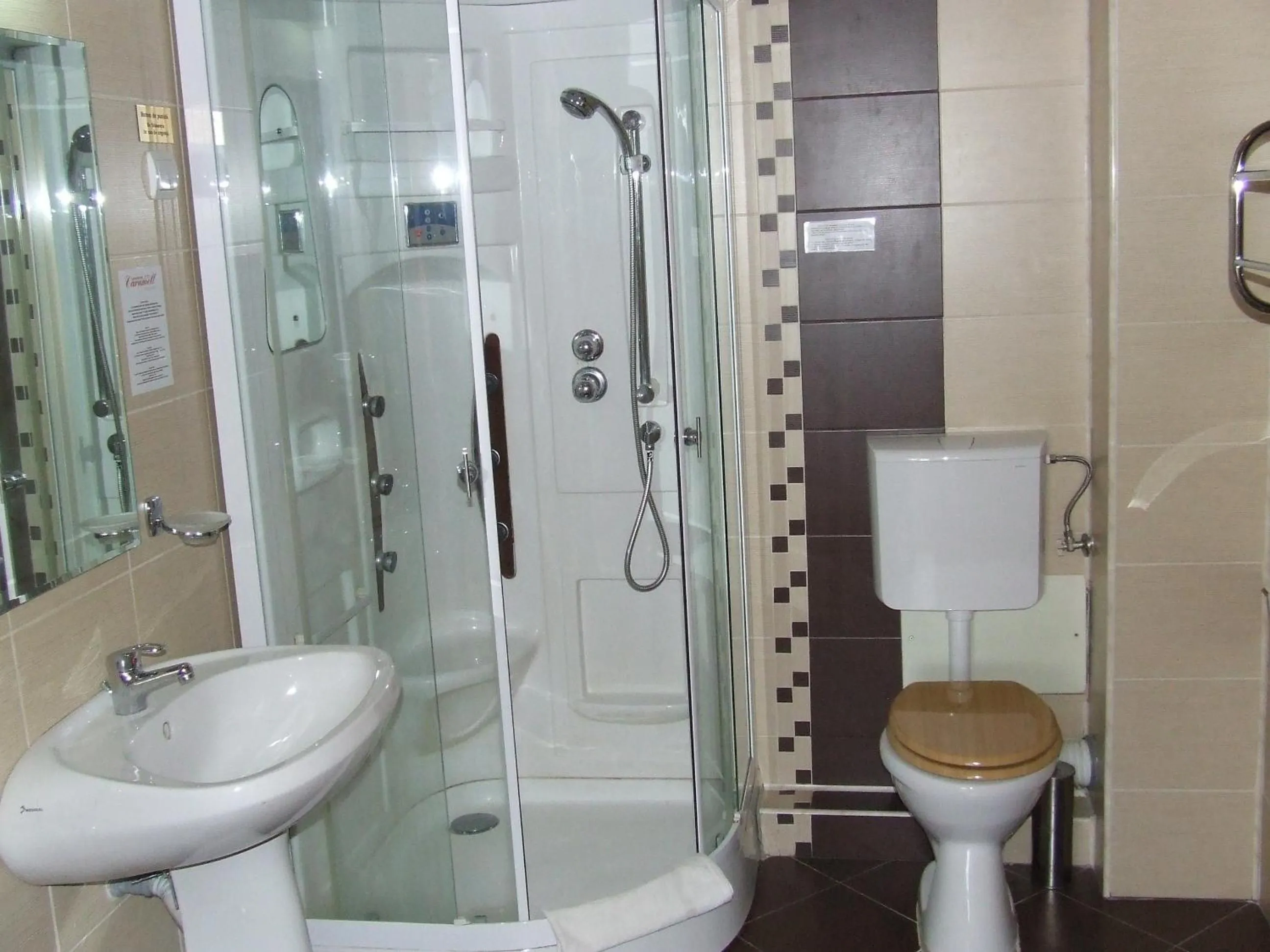 Shower in Pensiunea Caramell