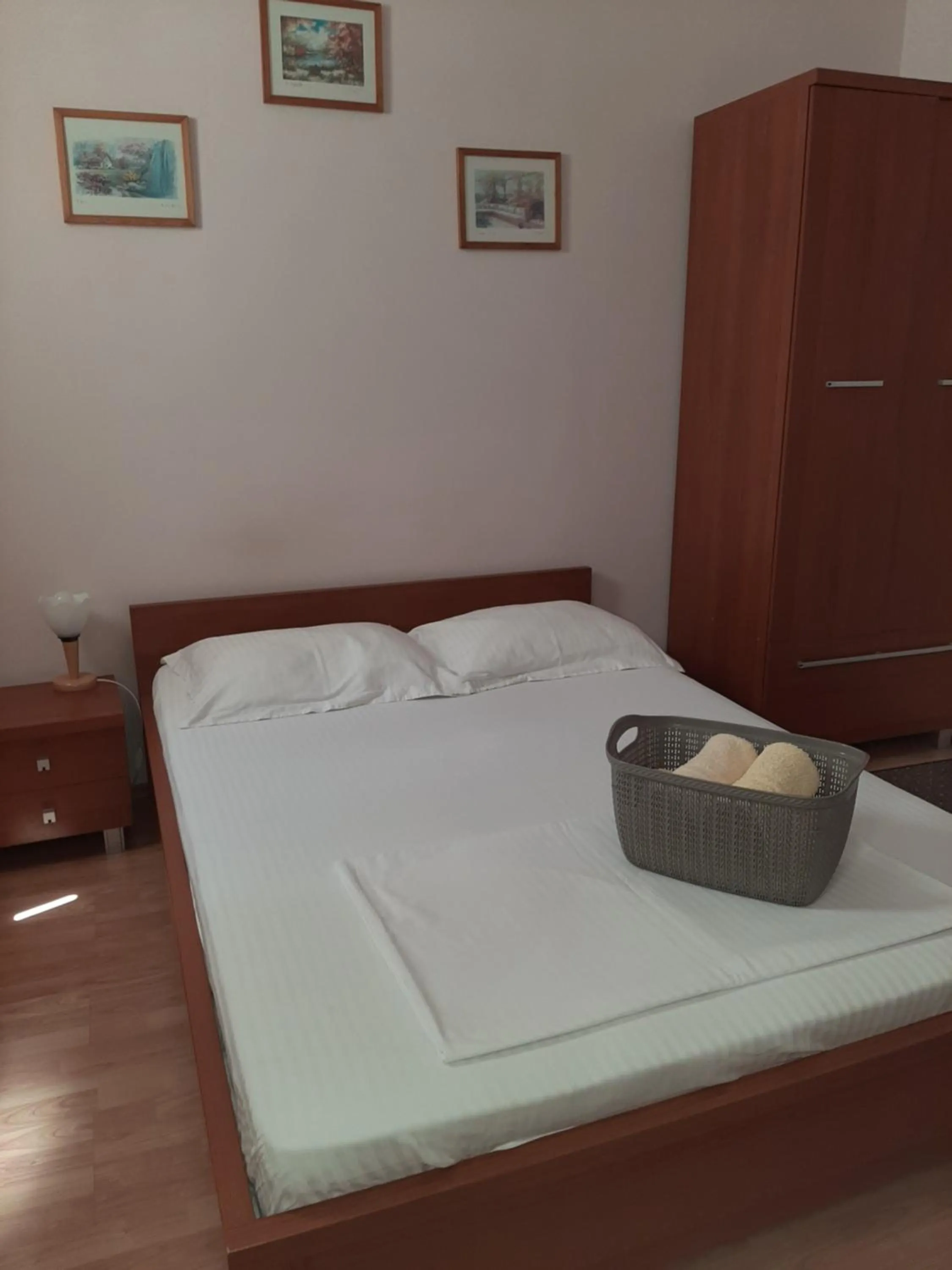 Bed in Pensiunea Caramell