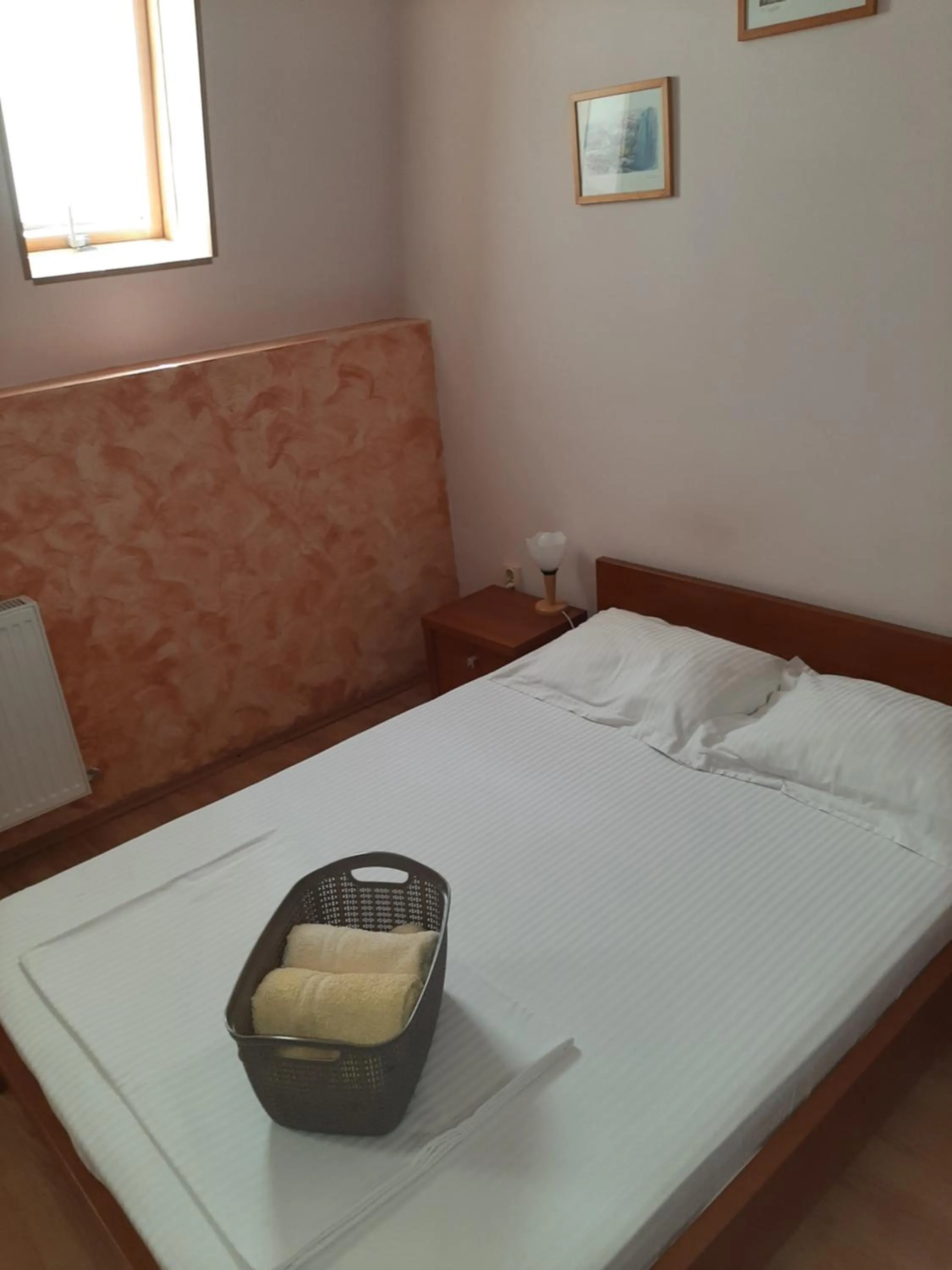 Bed in Pensiunea Caramell