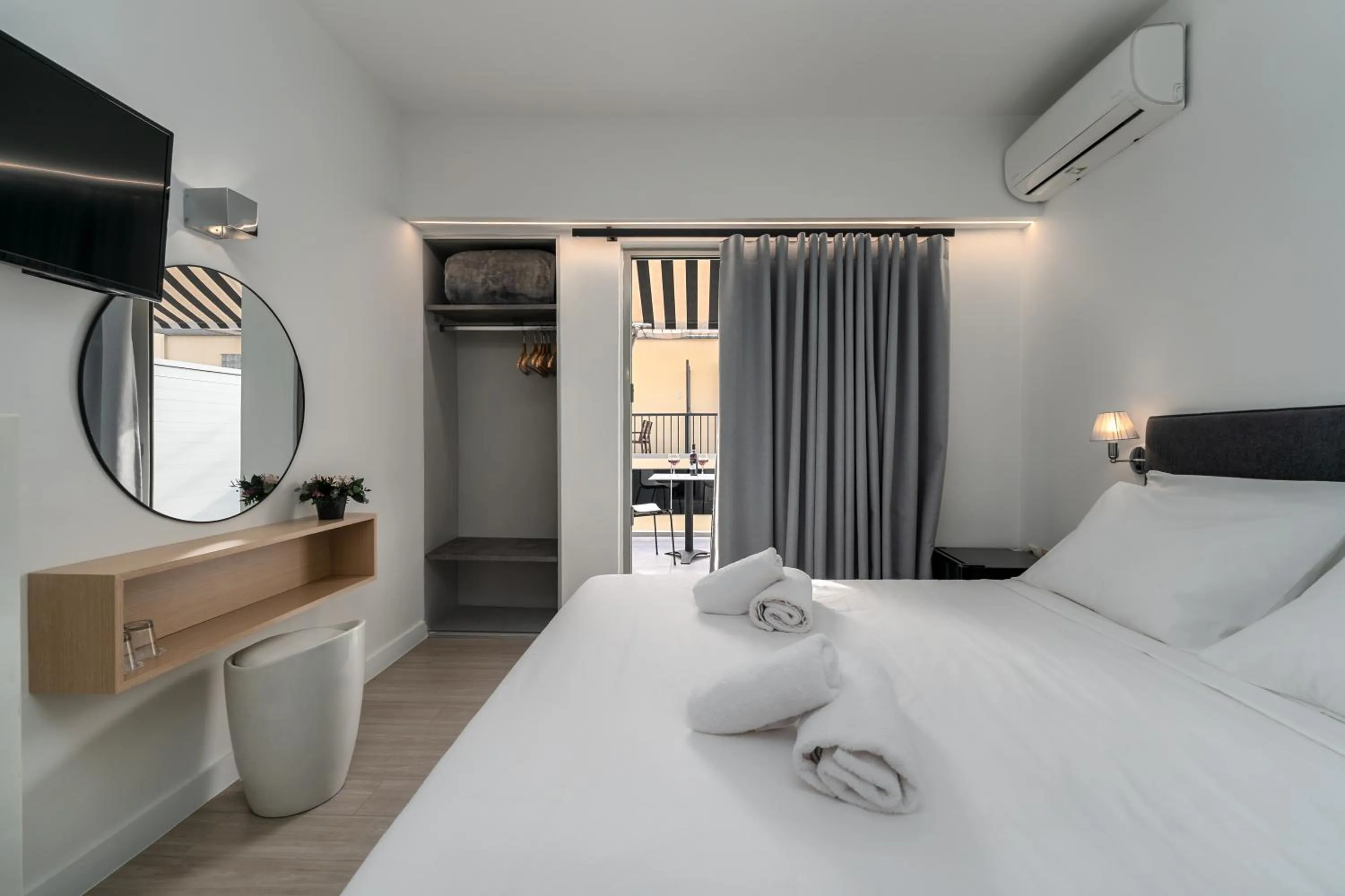 Bed in Hotel Adonis Athens