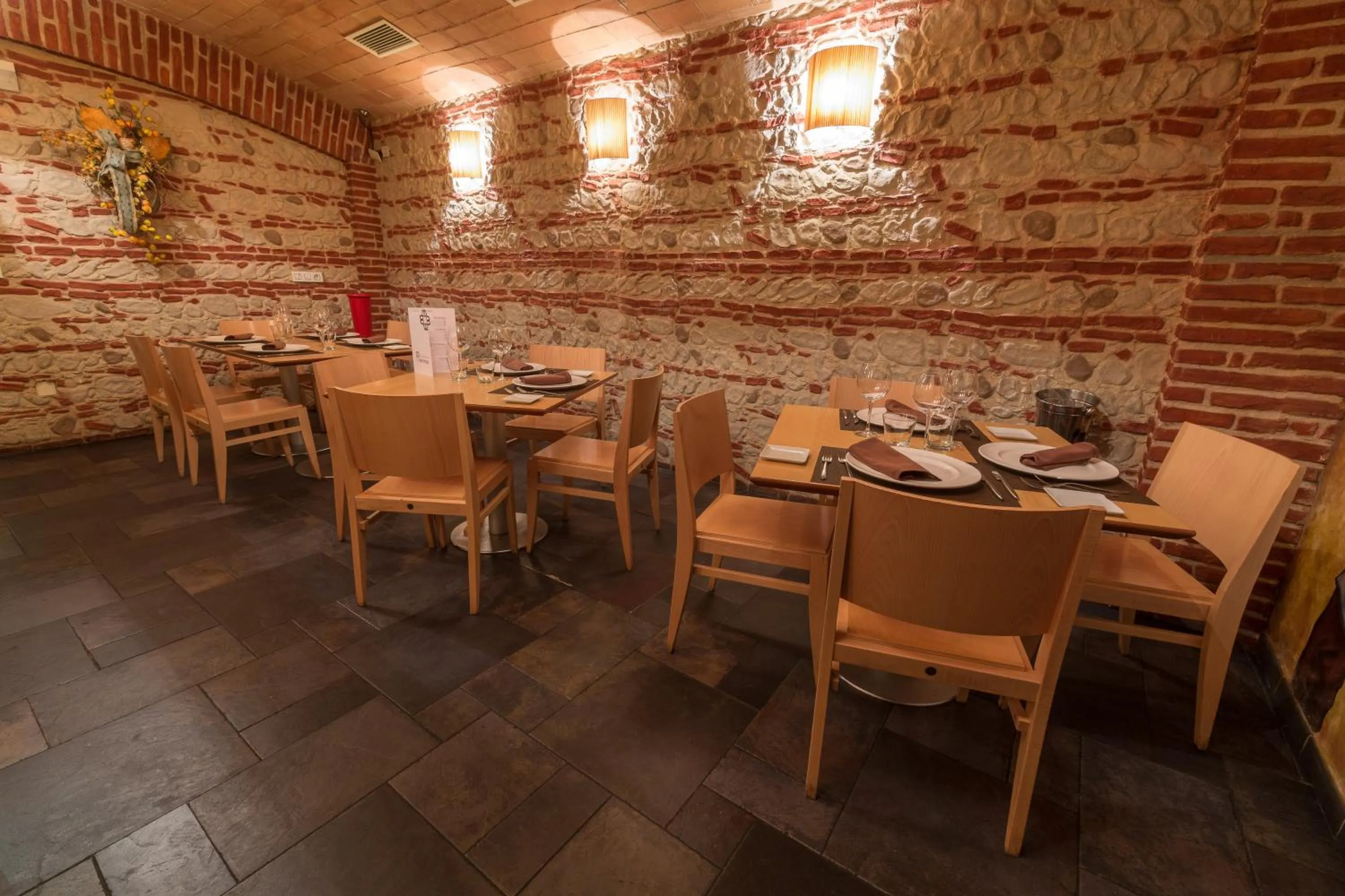 Restaurant/places to eat in Hostal Albany