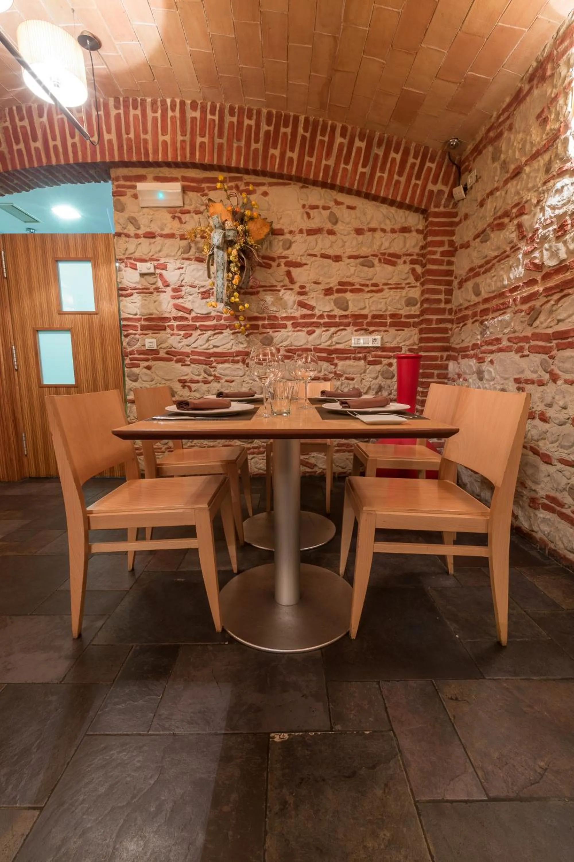 Restaurant/places to eat in Hostal Albany