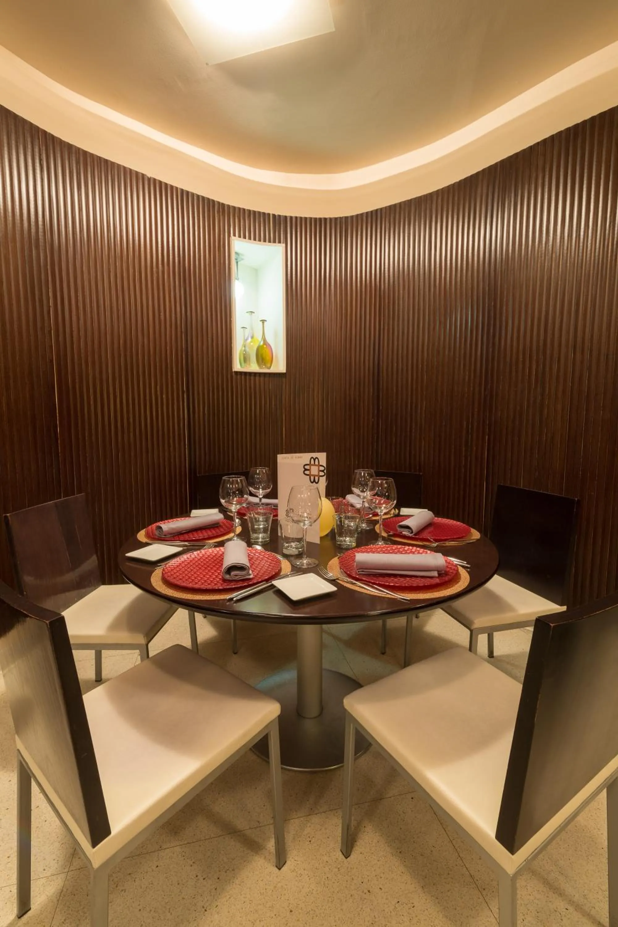 Restaurant/places to eat in Hostal Albany