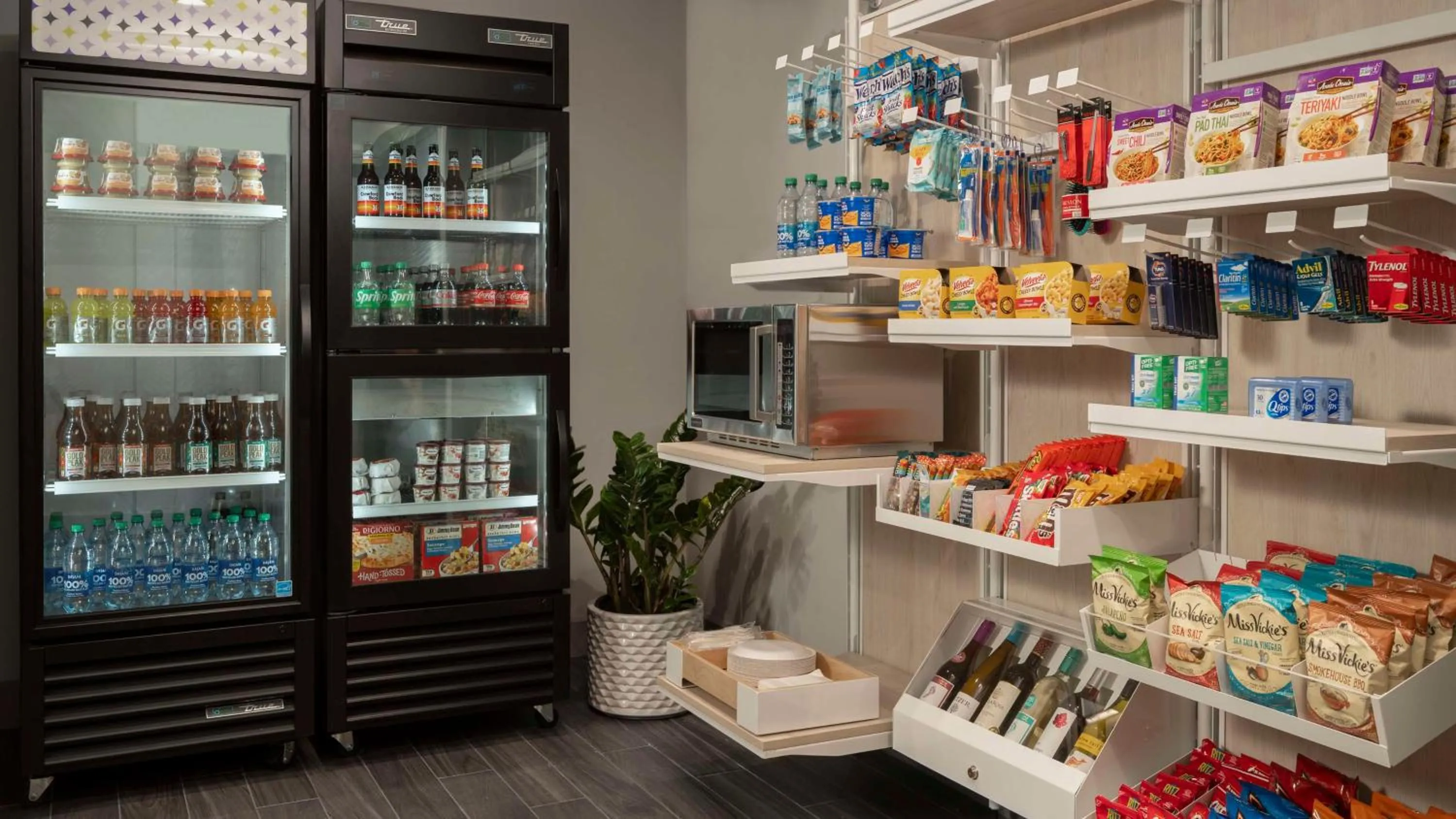 Restaurant/places to eat, Supermarket/Shops in Best Western Plus Jfk Inn And Suites