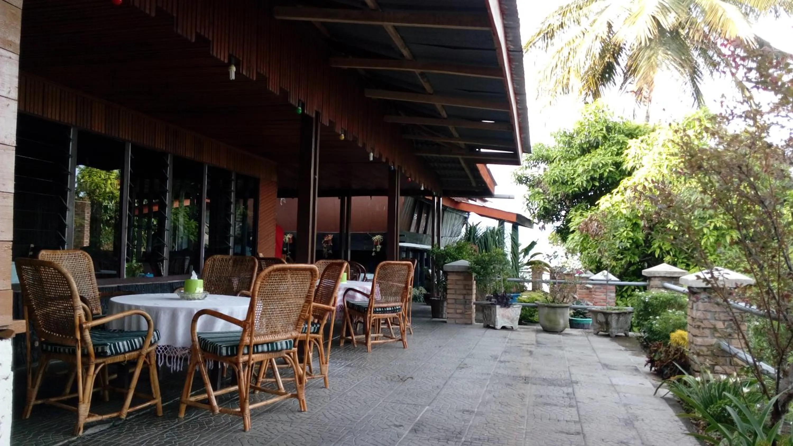 Restaurant/places to eat in Romlan