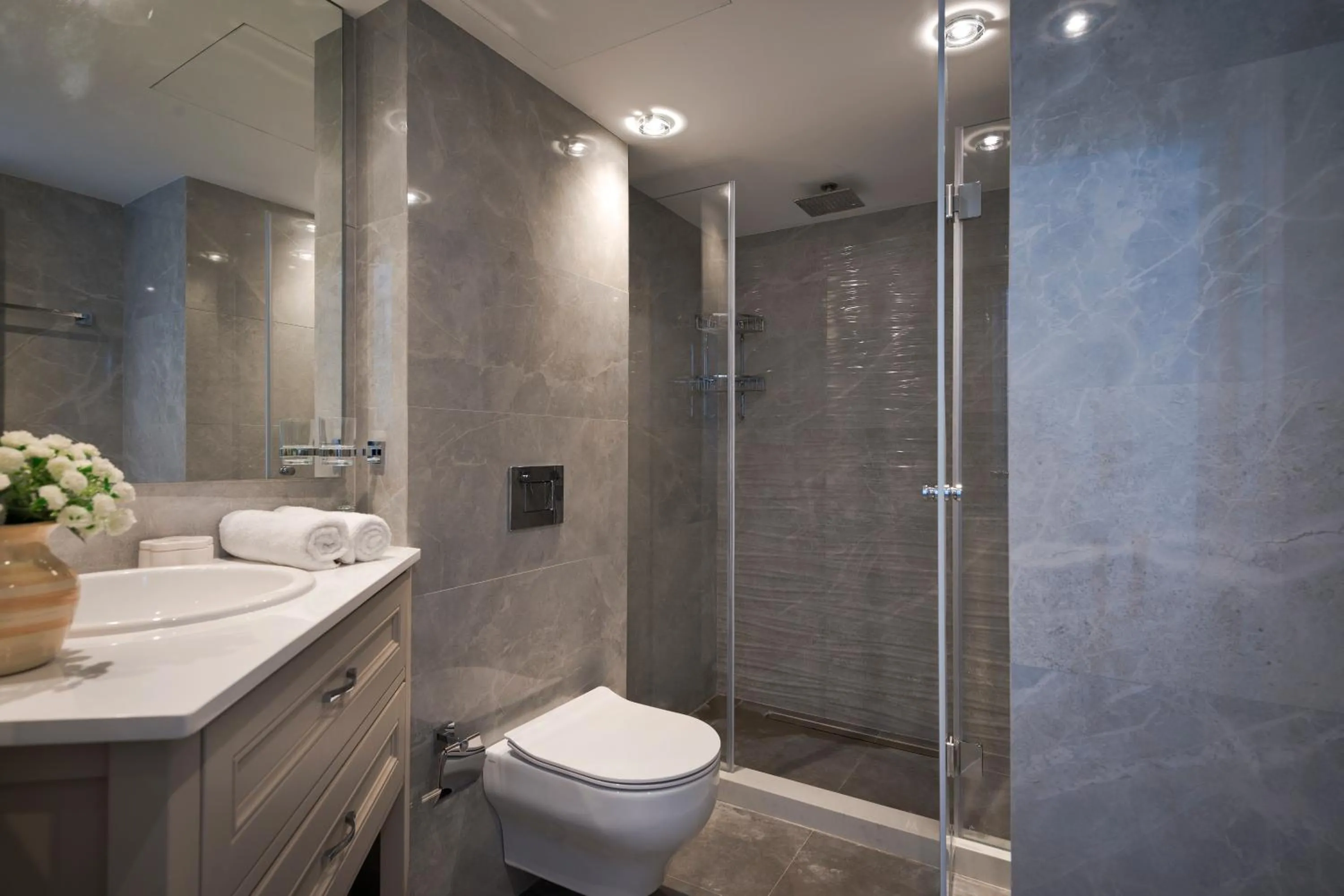 Roni Suite