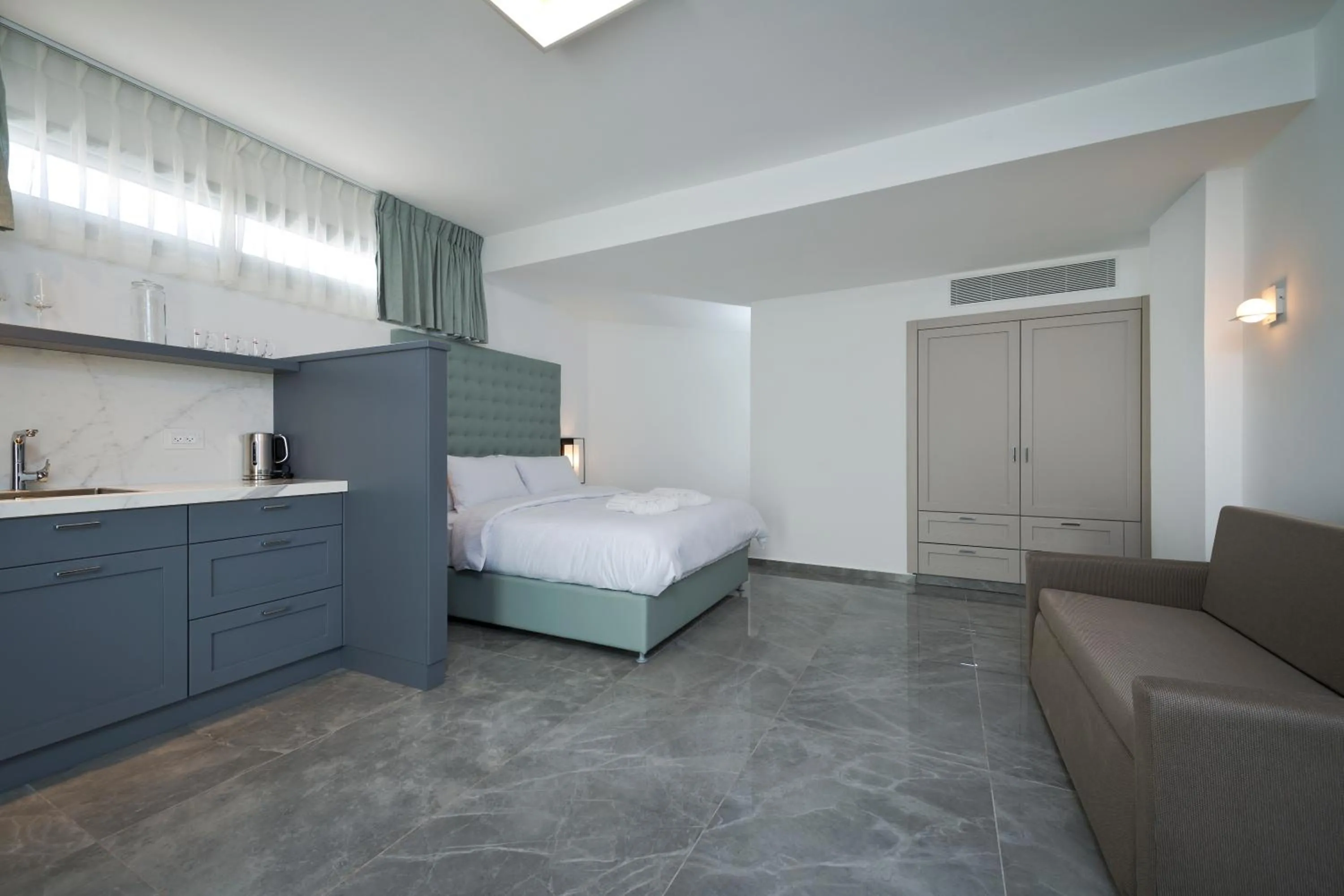 Roni Suite