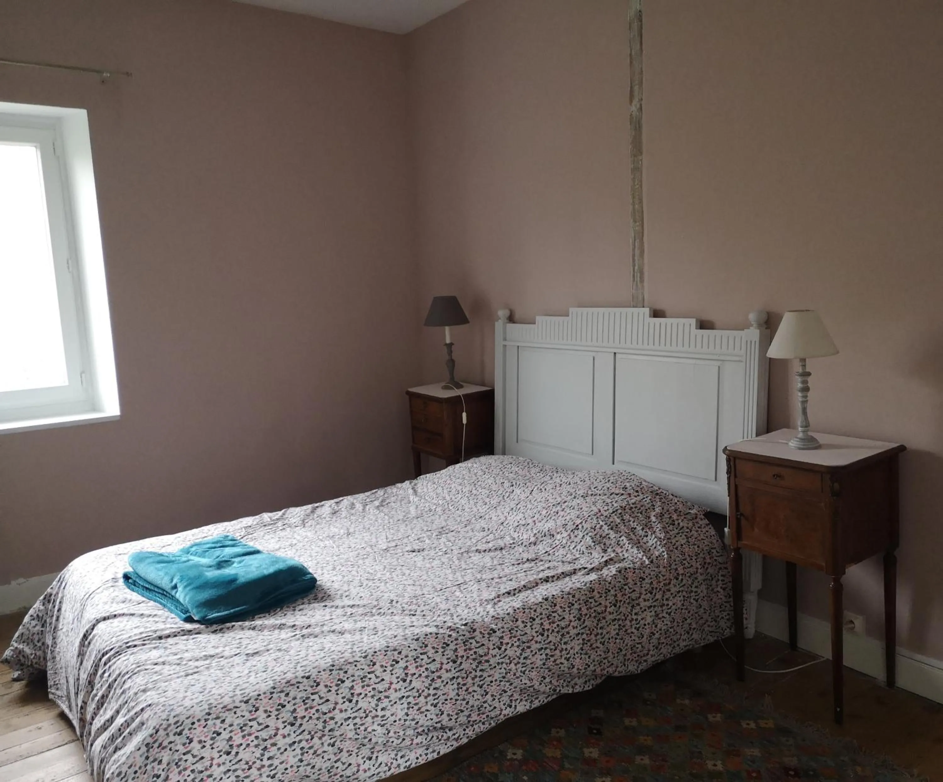 Property building, Bed in Le petit plessis