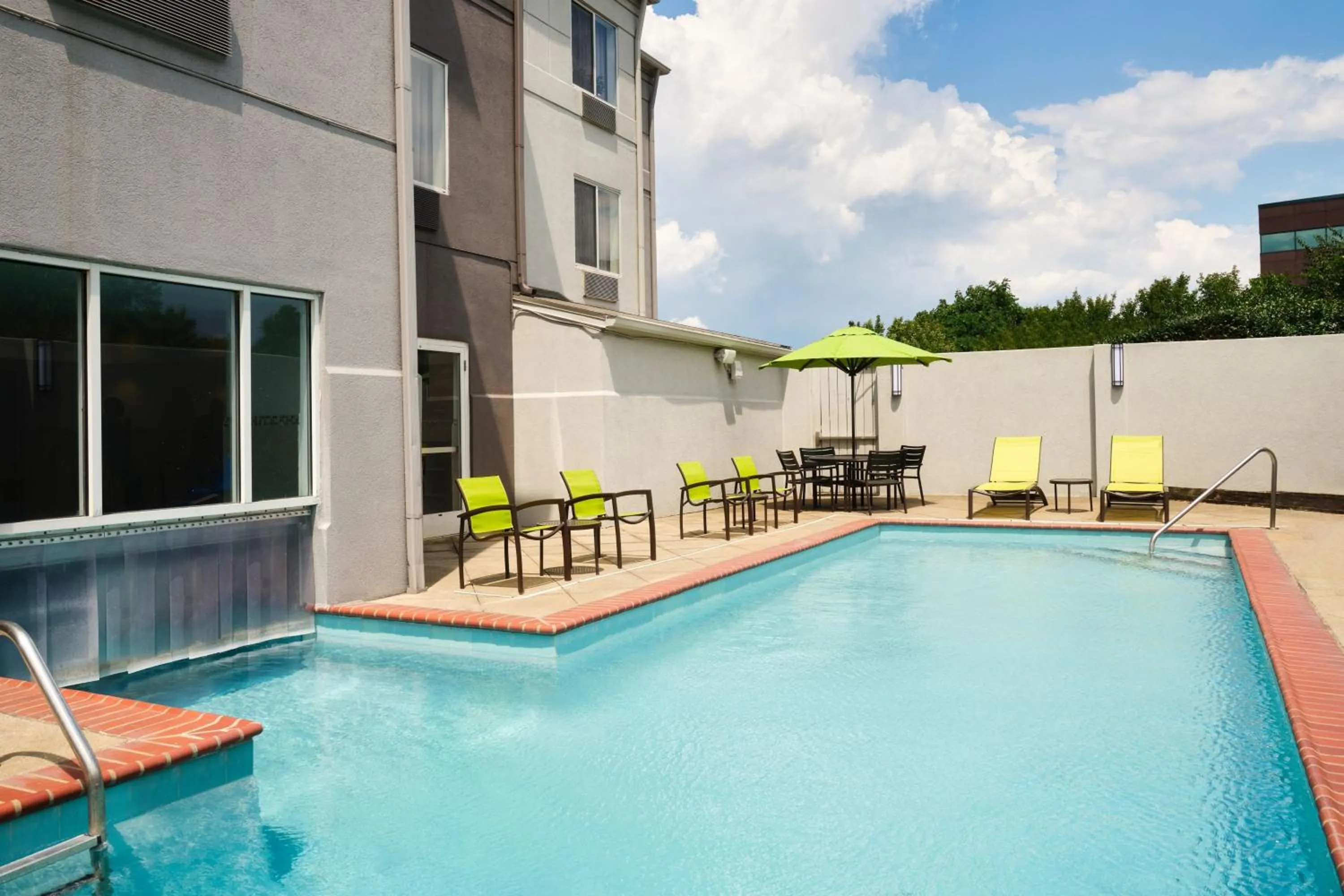 Swimming pool in SpringHill Suites Nashville MetroCenter
