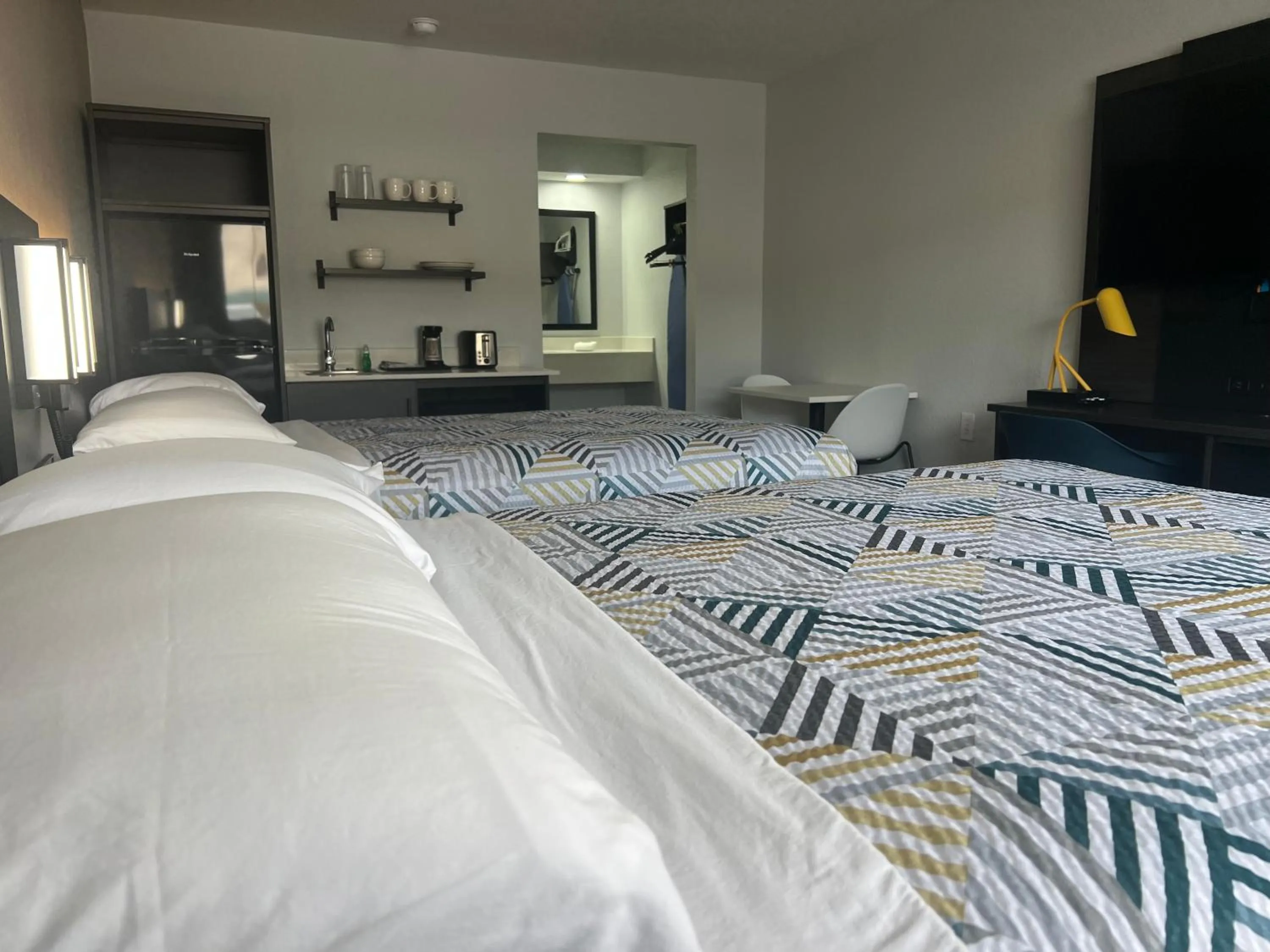 Bedroom, Bed in Studio 6 Tulsa OK Central