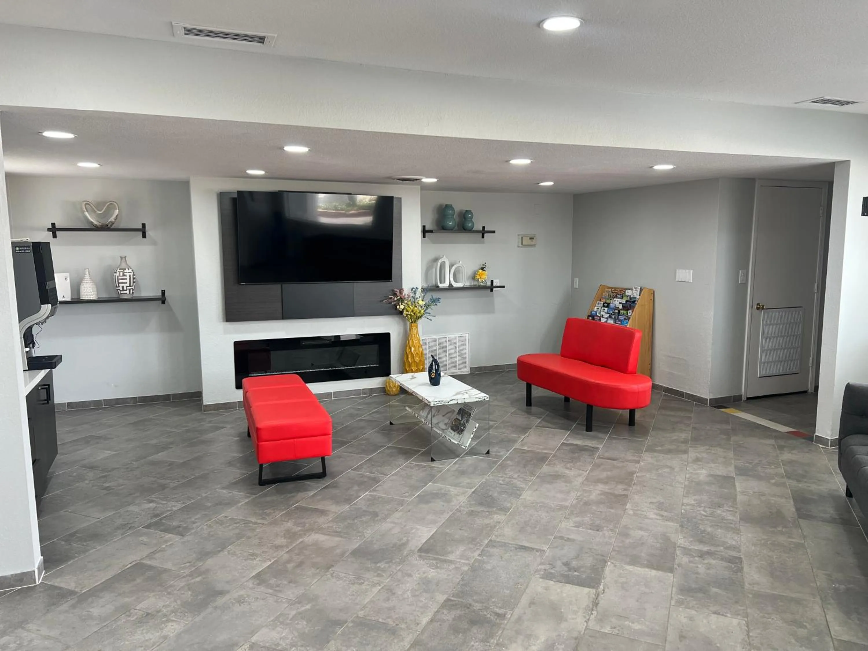 Lobby or reception in Studio 6 Tulsa OK Central