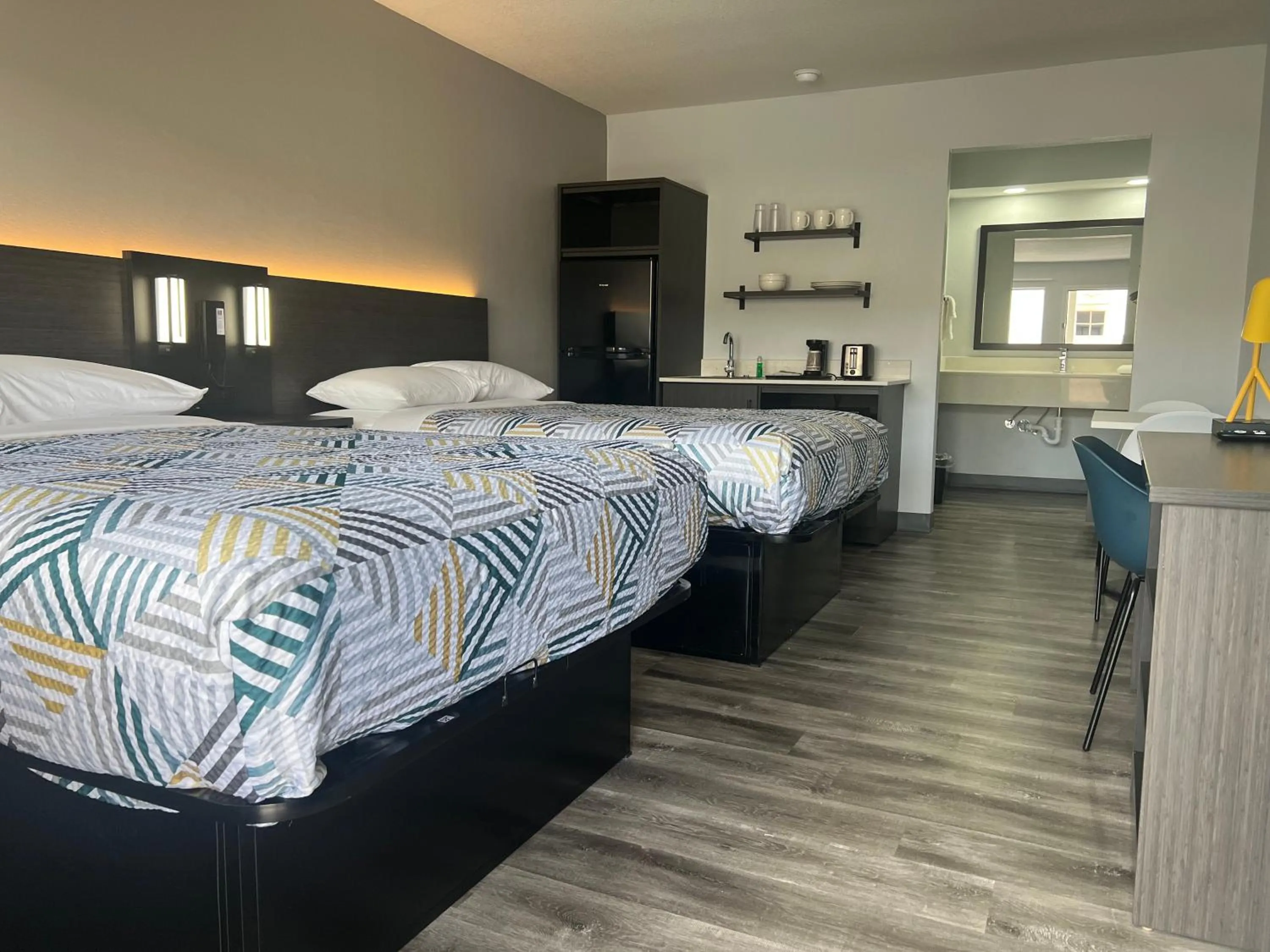 Photo of the whole room, Bed in Studio 6 Tulsa OK Central