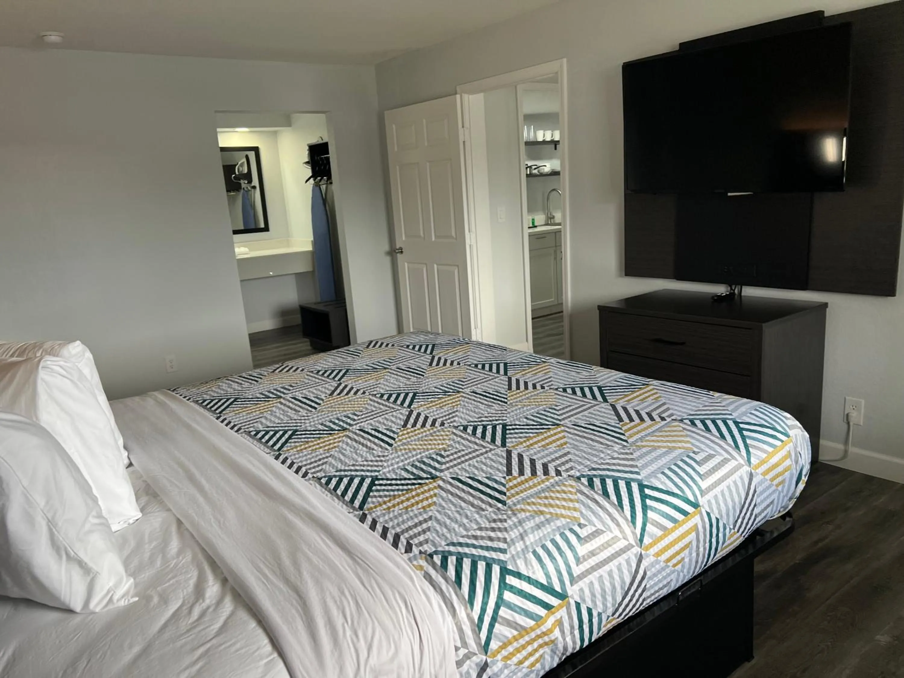 Bedroom, Bed in Studio 6 Tulsa OK Central