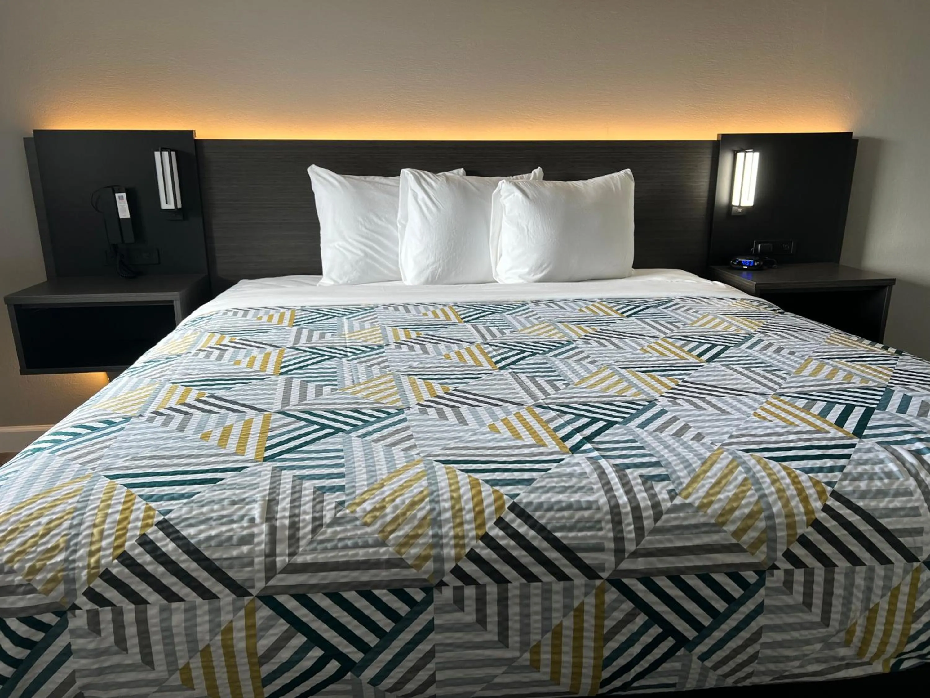 Bedroom, Bed in Studio 6 Tulsa OK Central