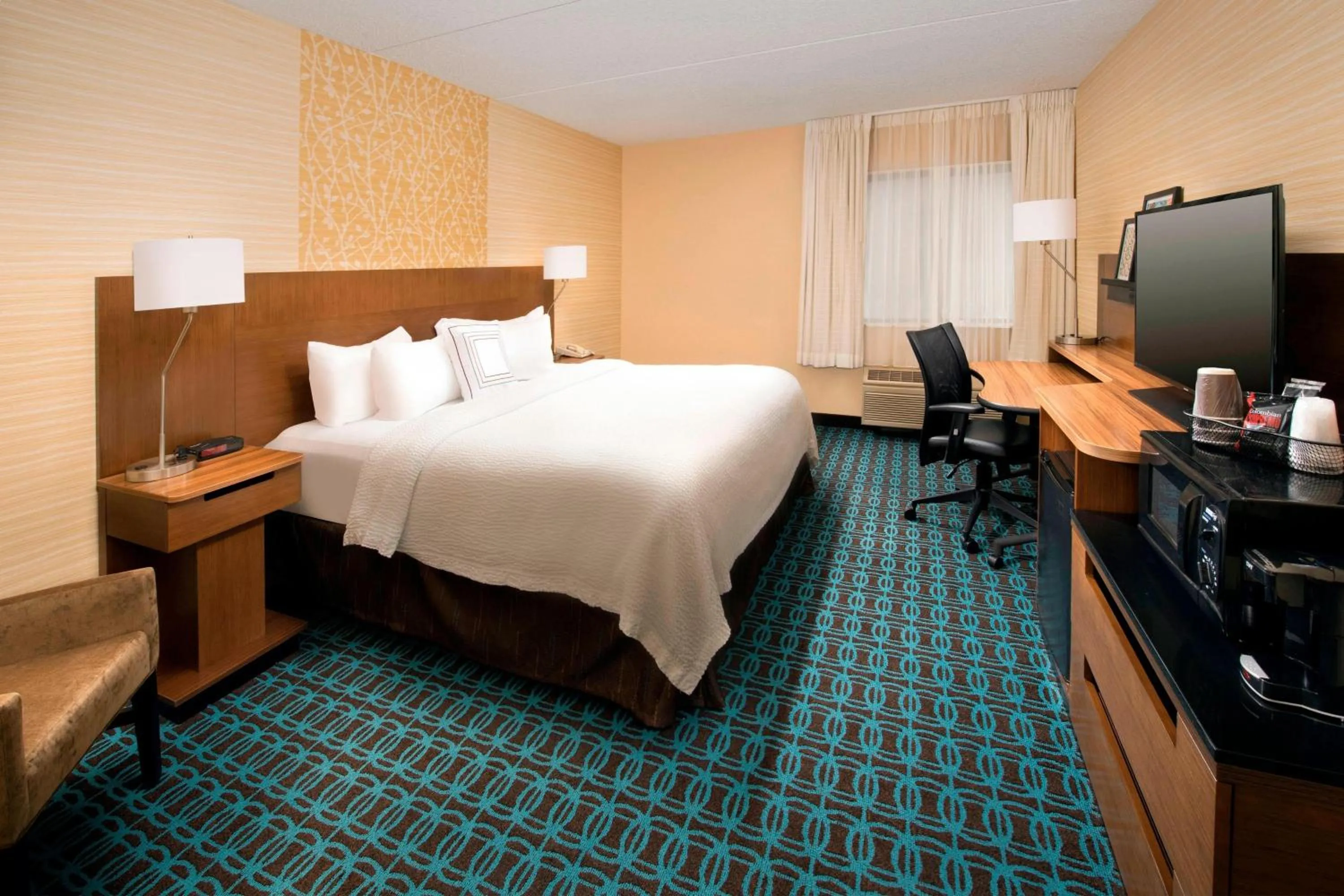 Photo of the whole room, Bed in Fairfield Inn & Suites by Marriott Albany East Greenbush