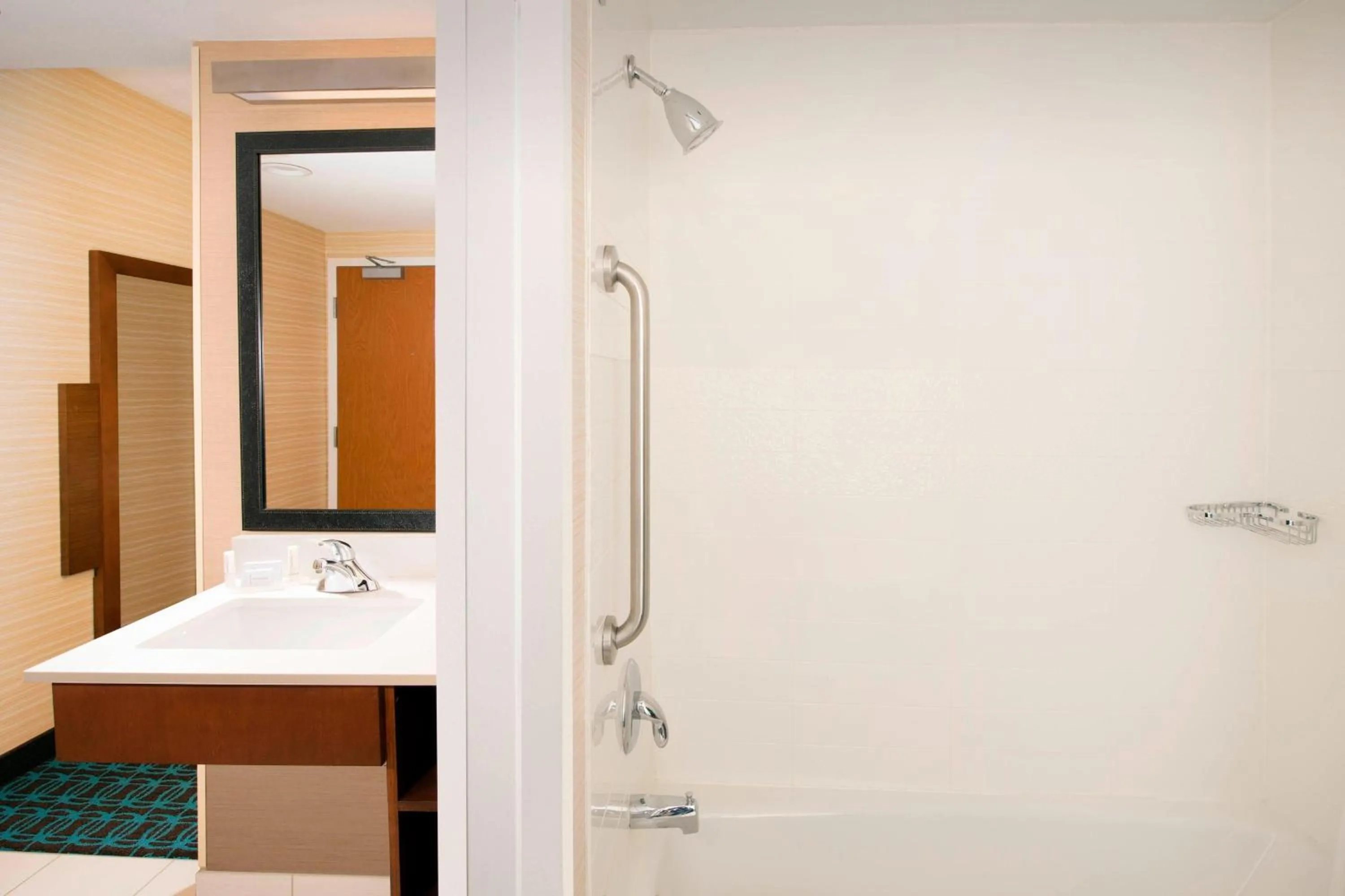 Bathroom in Fairfield Inn & Suites by Marriott Albany East Greenbush