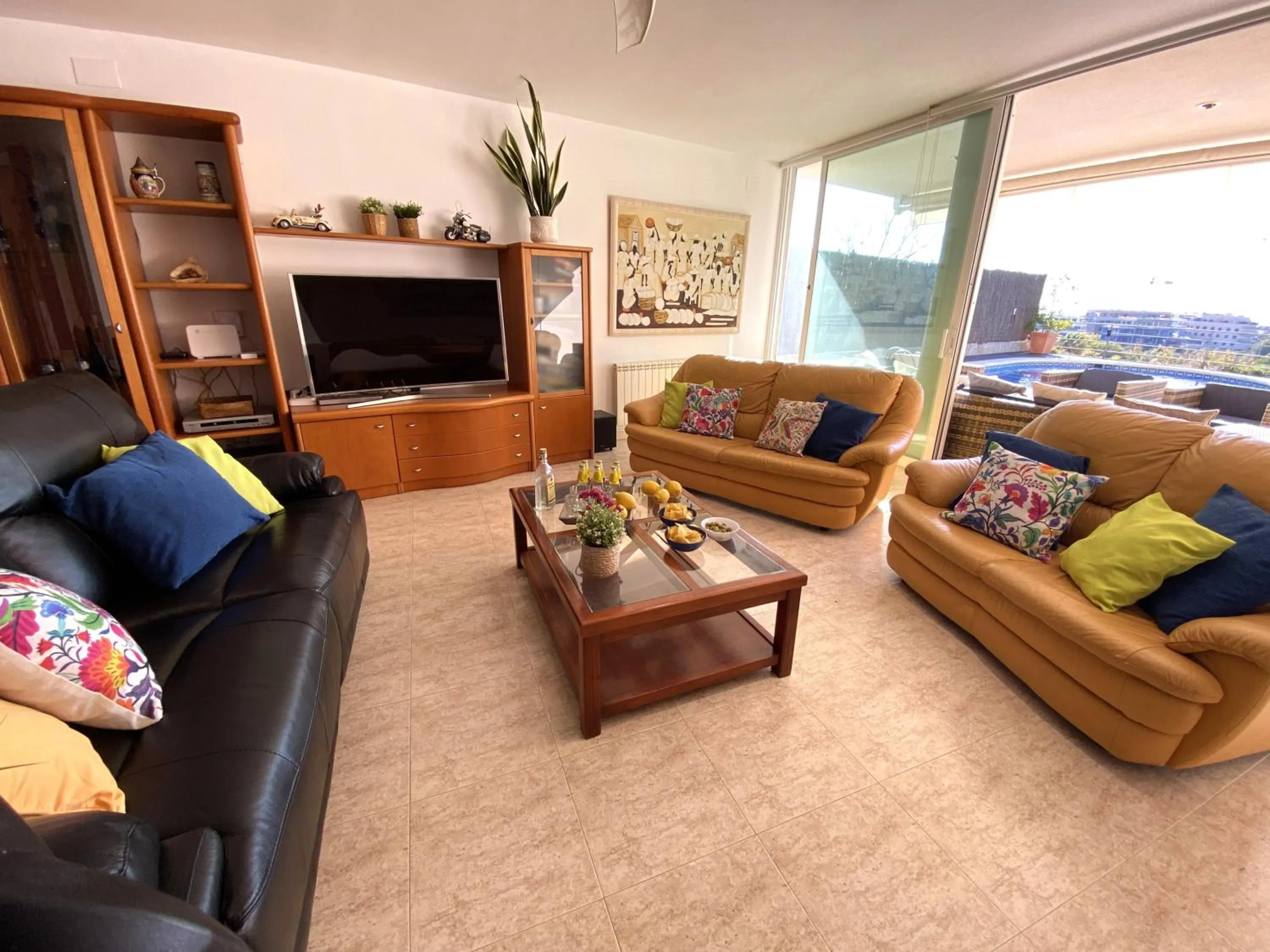 Villa Med A 2 kilometros andando de la playa, del puerto de Aguadoç y a 4 del centro de Sitges Muy Soleada todo el dia Capacidad superior a 16 personas NO REQUIERE COCHE