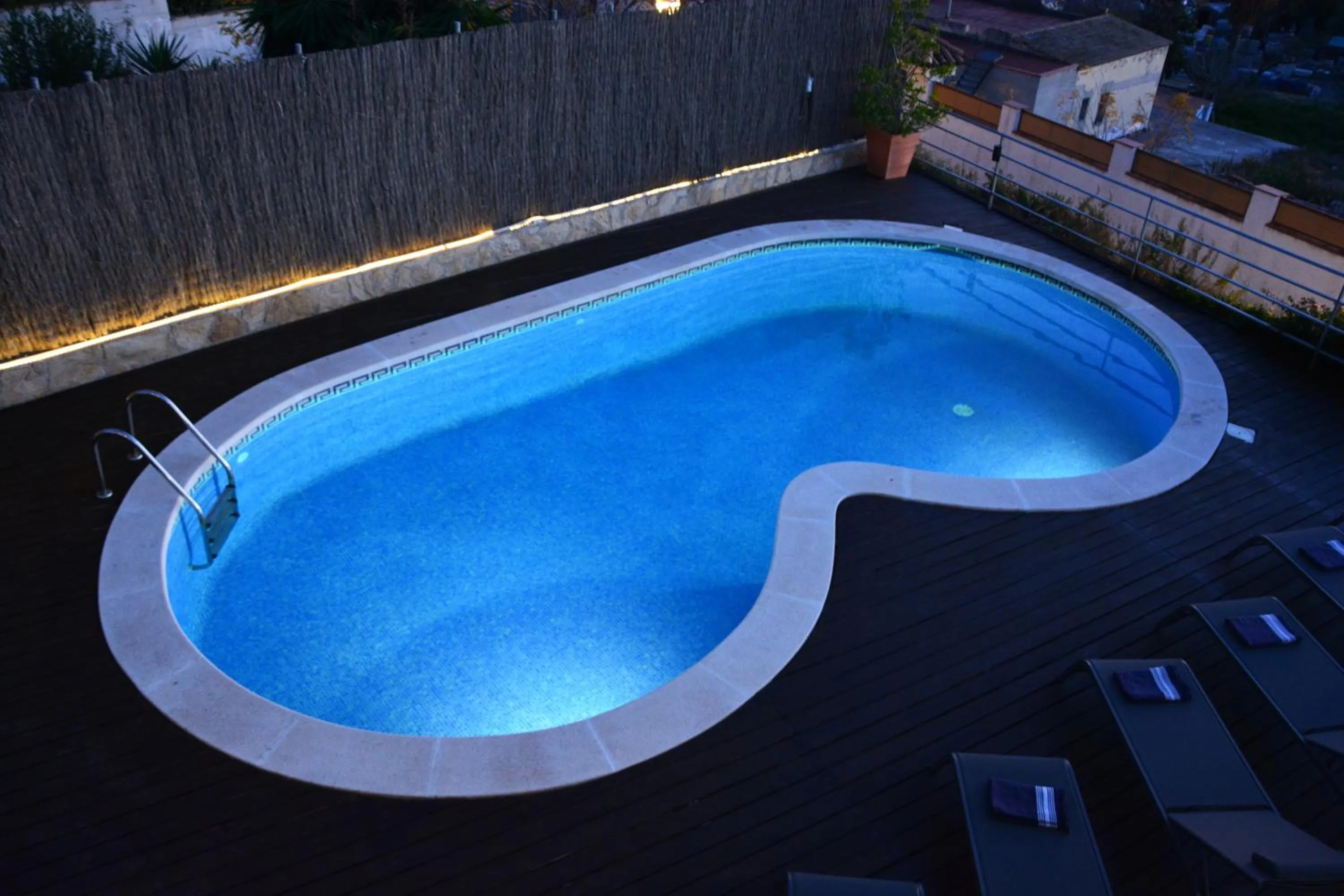 Villa Med A 2 kilometros andando de la playa, del puerto de Aguadoç y a 4 del centro de Sitges Muy Soleada todo el dia Capacidad superior a 16 personas NO REQUIERE COCHE