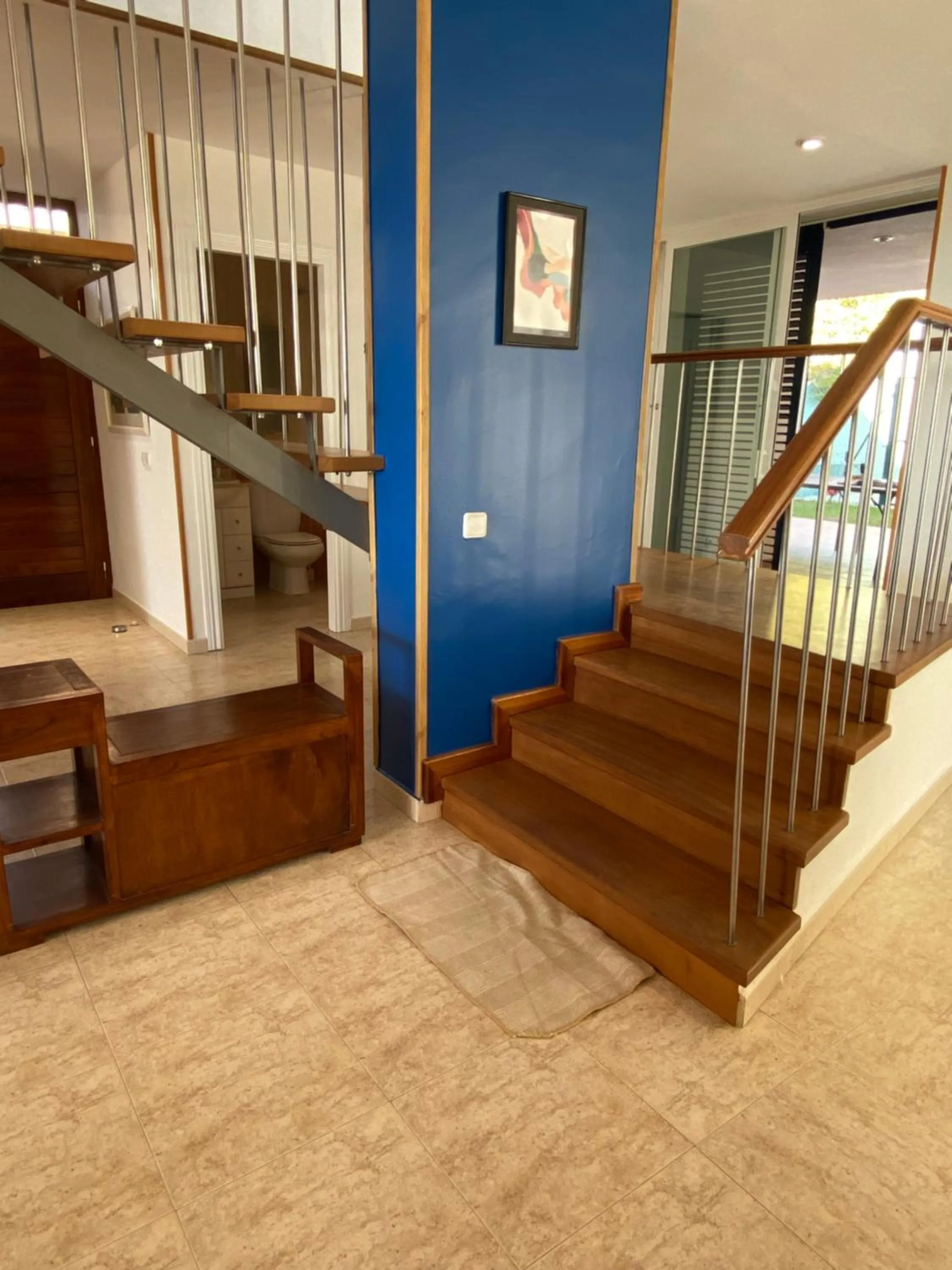 Villa Med A 2 kilometros andando de la playa, del puerto de Aguadoç y a 4 del centro de Sitges Muy Soleada todo el dia Capacidad superior a 16 personas NO REQUIERE COCHE