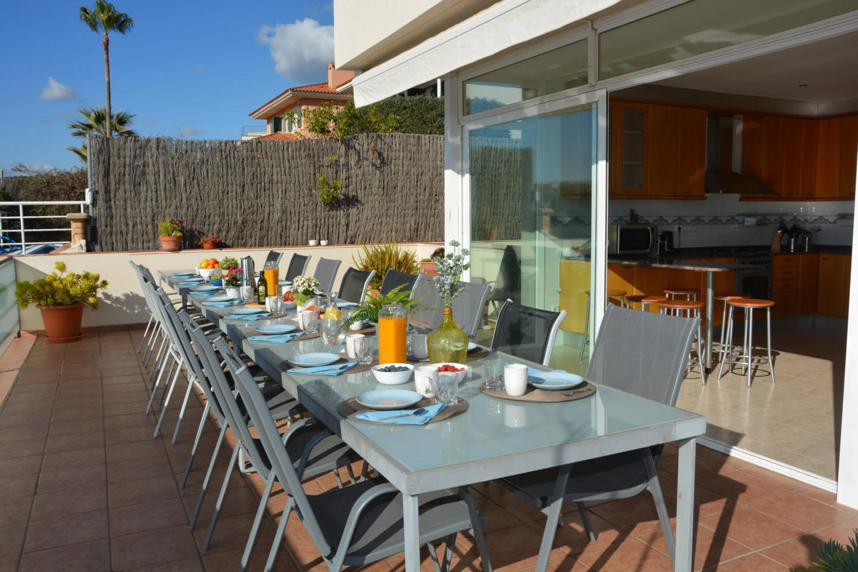 Villa Med A 2 kilometros andando de la playa, del puerto de Aguadoç y a 4 del centro de Sitges Muy Soleada todo el dia Capacidad superior a 16 personas NO REQUIERE COCHE