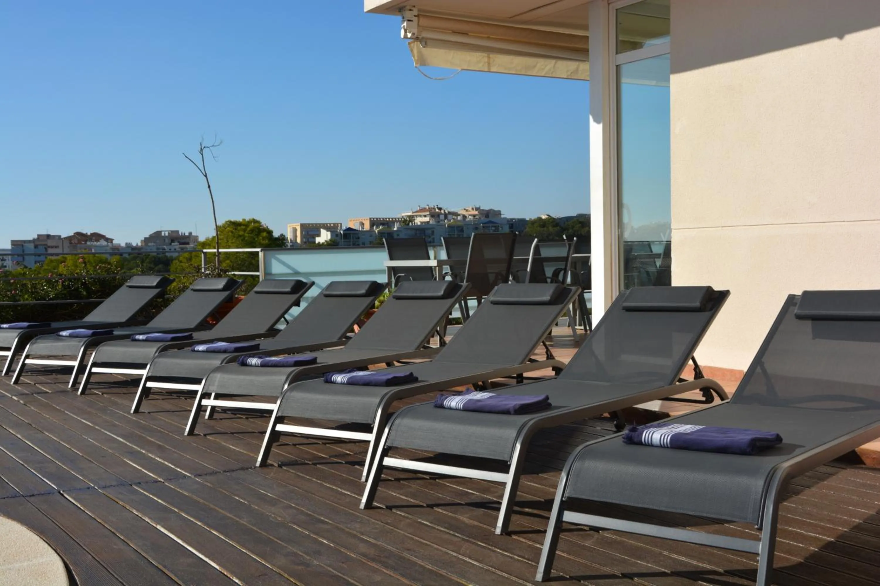 Villa Med A 2 kilometros andando de la playa, del puerto de Aguadoç y a 4 del centro de Sitges Muy Soleada todo el dia Capacidad superior a 16 personas NO REQUIERE COCHE