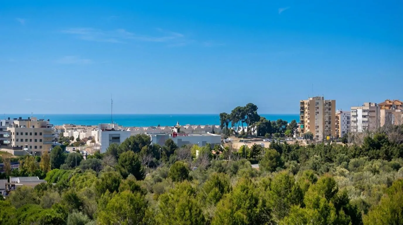 Villa Med A 2 kilometros andando de la playa, del puerto de Aguadoç y a 4 del centro de Sitges Muy Soleada todo el dia Capacidad superior a 16 personas NO REQUIERE COCHE